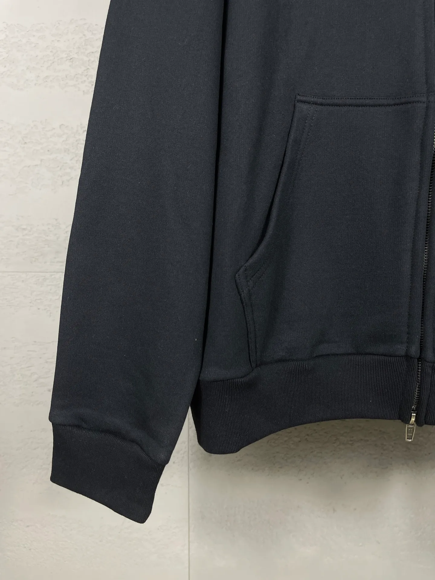🅿️350 real photos [Top version. Official website quality] BALENCI*GA/Paris #2025 new style Back mirror inverted letter embroidery hooded zipper cardigan sweatshirt #2025 autumn and winter, brick cabinet synchronization welcome to compare. The fabric is made of Paris ZP custom weaving and dyeing cotton sweatshirt, weight 460 grams, clean cloth surface, clear cloth pattern, soft and comfortable. The threads are dyed with no color difference. The letter LOGO is embroidered using imported Tajima embroidery machine. The letters are clear and the effect is three-dimensional. Restore brick cabinets, adopt OS loose shoulder style. Same style for men and women. Code: BL259923 Color: Black Size: XS S M L