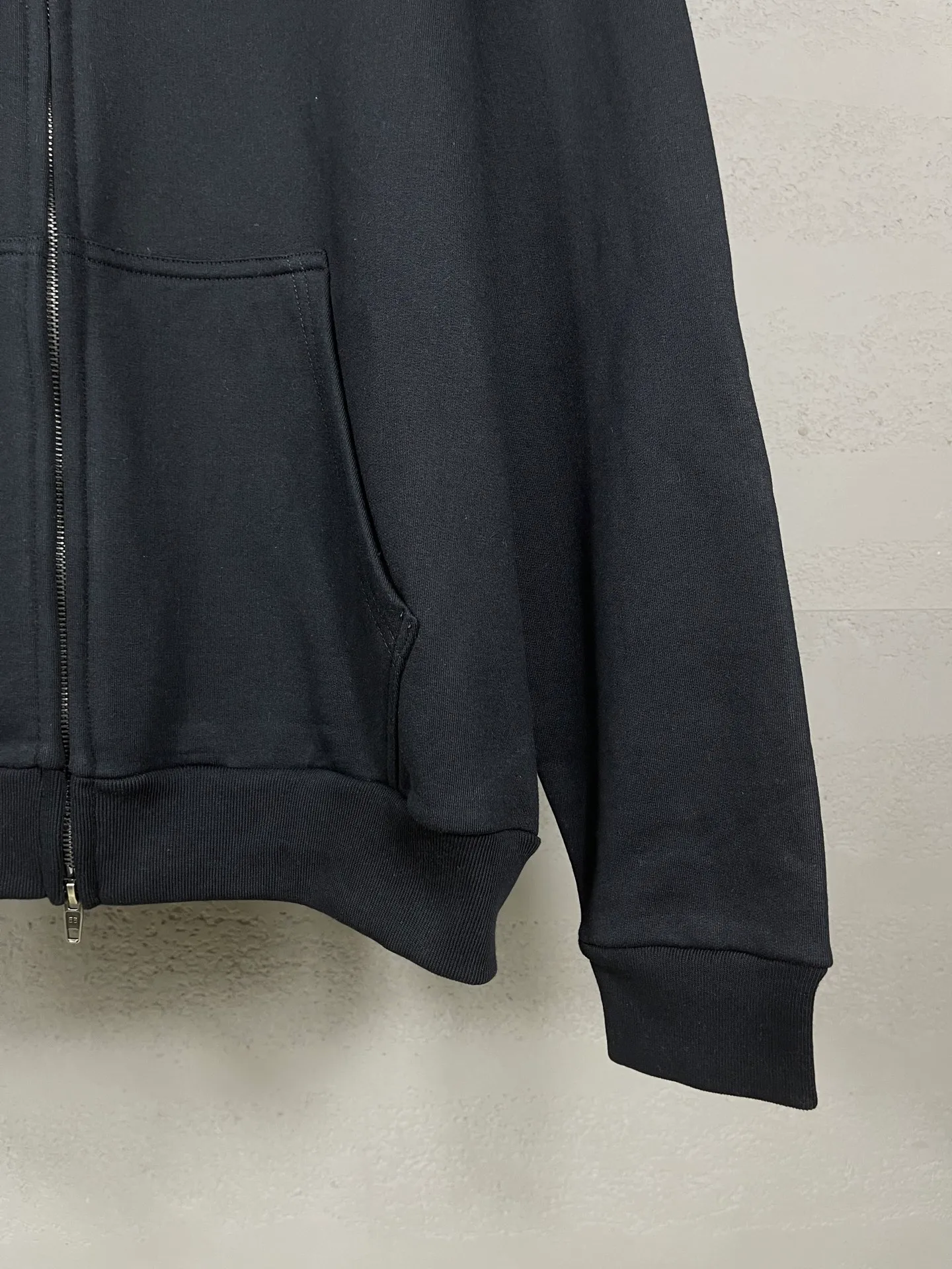 🅿️350 real photos [Top version. Official website quality] BALENCI*GA/Paris #2025 new style Back mirror inverted letter embroidery hooded zipper cardigan sweatshirt #2025 autumn and winter, brick cabinet synchronization welcome to compare. The fabric is made of Paris ZP custom weaving and dyeing cotton sweatshirt, weight 460 grams, clean cloth surface, clear cloth pattern, soft and comfortable. The threads are dyed with no color difference. The letter LOGO is embroidered using imported Tajima embroidery machine. The letters are clear and the effect is three-dimensional. Restore brick cabinets, adopt OS loose shoulder style. Same style for men and women. Code: BL259923 Color: Black Size: XS S M L