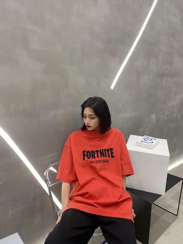 ♻️💯Reference model picture for the upper body❤️The top tested version of BALENCIAGA FORTNITE 10000 needle embroidery for men and women, the same style pure cotton loose short-sleeved T-shirt. The printing on the front and back are all made of 3S cherry blossom thread, and the machine uses Tajima embroidery machine imported from Japan. You can see the accuracy of the embroidery. There are no connecting lines between each letter, and the mold is arranged separately. Each letter/word is a printing group. The thread is cut after being embroidered, and there is absolutely no connecting line to embroider the next group. Therefore, the overall printing is refreshing and clear. The cost is huge, and the front and back printing takes an average of 10 minutes per set. One machine can produce 6 pieces per hour. The fabric is made of 24S 260g double yarn cotton fabric, which is full of drape and has good sweat absorption and breathability. Color: black, red Size: XS-L P:280