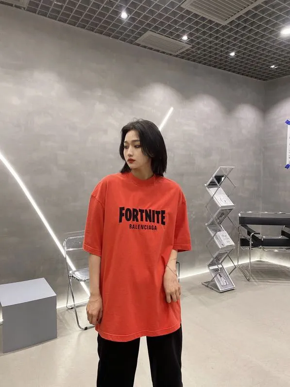 ♻️💯Reference model picture for the upper body❤️The top tested version of BALENCIAGA FORTNITE 10000 needle embroidery for men and women, the same style pure cotton loose short-sleeved T-shirt. The printing on the front and back are all made of 3S cherry blossom thread, and the machine uses Tajima embroidery machine imported from Japan. You can see the accuracy of the embroidery. There are no connecting lines between each letter, and the mold is arranged separately. Each letter/word is a printing group. The thread is cut after being embroidered, and there is absolutely no connecting line to embroider the next group. Therefore, the overall printing is refreshing and clear. The cost is huge, and the front and back printing takes an average of 10 minutes per set. One machine can produce 6 pieces per hour. The fabric is made of 24S 260g double yarn cotton fabric, which is full of drape and has good sweat absorption and breathability. Color: black, red Size: XS-L P:280