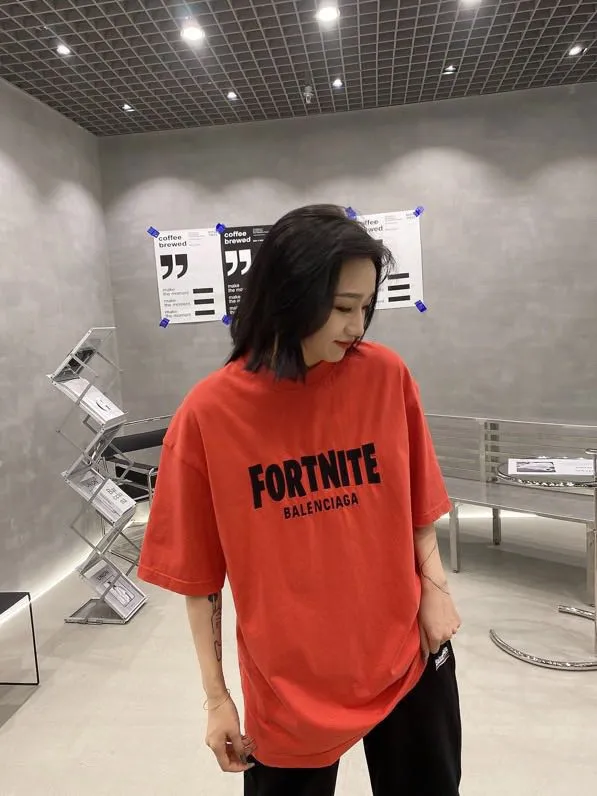 ♻️💯Reference model picture for the upper body❤️The top tested version of BALENCIAGA FORTNITE 10000 needle embroidery for men and women, the same style pure cotton loose short-sleeved T-shirt. The printing on the front and back are all made of 3S cherry blossom thread, and the machine uses Tajima embroidery machine imported from Japan. You can see the accuracy of the embroidery. There are no connecting lines between each letter, and the mold is arranged separately. Each letter/word is a printing group. The thread is cut after being embroidered, and there is absolutely no connecting line to embroider the next group. Therefore, the overall printing is refreshing and clear. The cost is huge, and the front and back printing takes an average of 10 minutes per set. One machine can produce 6 pieces per hour. The fabric is made of 24S 260g double yarn cotton fabric, which is full of drape and has good sweat absorption and breathability. Color: black, red Size: XS-L P:280
