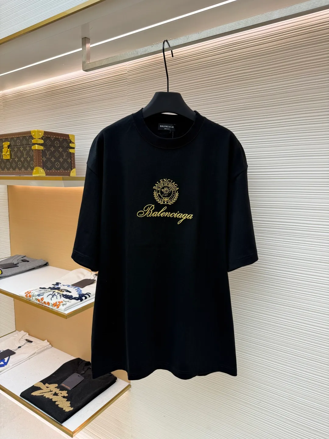 Balenciaga embroidered angel totem T-shirt ●Original version: 5100 purchase and development ●Item number: 1681892-A05 ●Material: combed cotton fabric ●Technology: embroidery production ●Color: black ●Version: fitted version ●Weight: about 325 grams ●Size: Cross-lattice weave thread], the front panel adopts [water-soluble cotton hollow three-dimensional embroidery], imported [Tajima embroidery machine], [gold and silver thread embroidery]. The difficulty of this style lies in the large-area embroidery parts, which require the consumption of large-sized water-soluble cotton. The later washing time to dissolve the water-soluble cotton is as much as the number of washings. If the treatment is not clean, the undissolved cotton glue will adhere to the clothes and be directly scrapped. It is a time-consuming and labor-intensive style. The overall wiring is straight and delicate, the fabric is comfortable and soft, and the color is consistent without color difference. It can be matched with the same style to create a fashionable look and control various occasions. Customized accessories, complete with three standards, same style for men and women!
