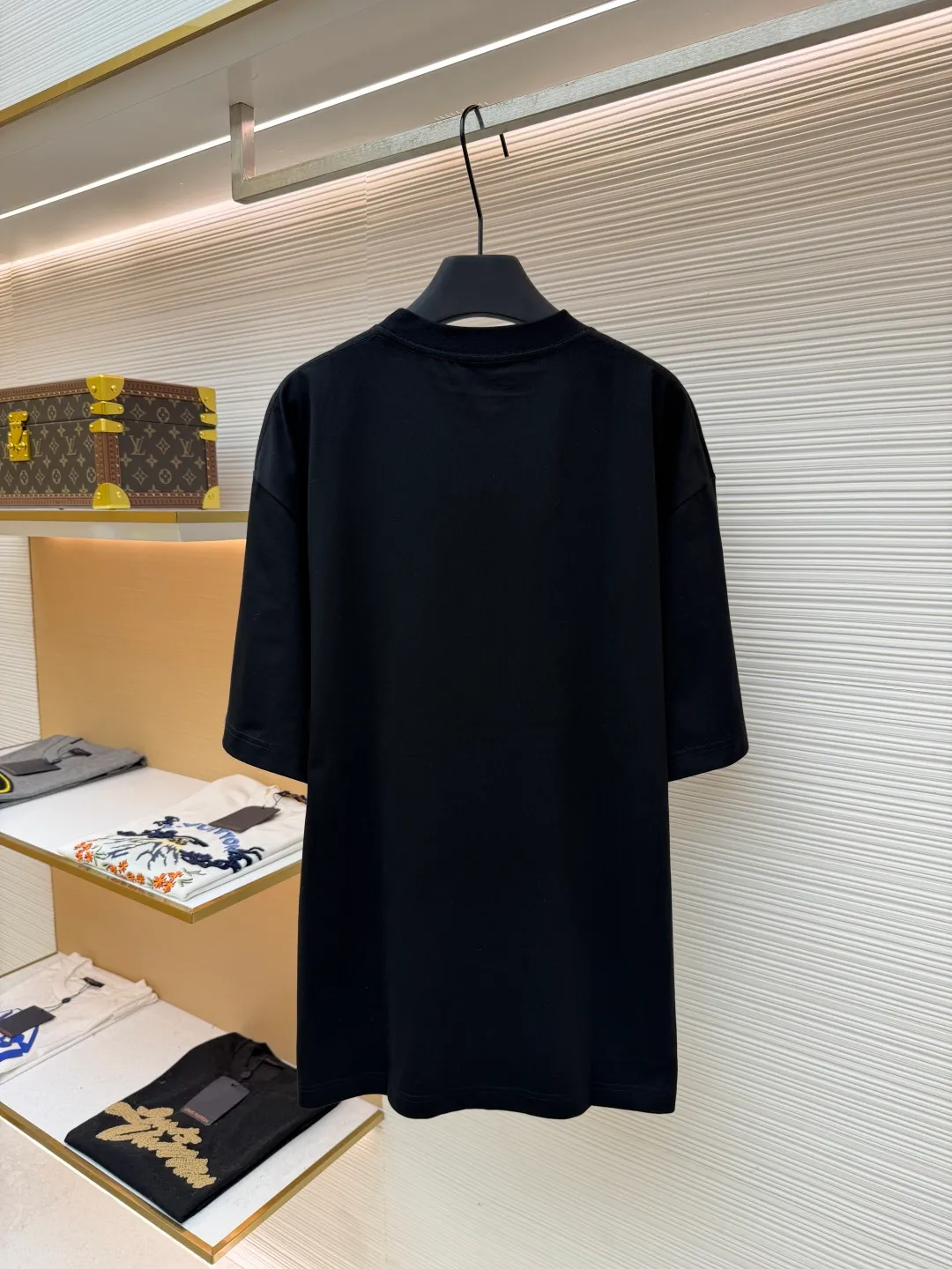 Balenciaga embroidered angel totem T-shirt ●Original version: 5100 purchase and development ●Item number: 1681892-A05 ●Material: combed cotton fabric ●Technology: embroidery production ●Color: black ●Version: fitted version ●Weight: about 325 grams ●Size: Cross-lattice weave thread], the front panel adopts [water-soluble cotton hollow three-dimensional embroidery], imported [Tajima embroidery machine], [gold and silver thread embroidery]. The difficulty of this style lies in the large-area embroidery parts, which require the consumption of large-sized water-soluble cotton. The later washing time to dissolve the water-soluble cotton is as much as the number of washings. If the treatment is not clean, the undissolved cotton glue will adhere to the clothes and be directly scrapped. It is a time-consuming and labor-intensive style. The overall wiring is straight and delicate, the fabric is comfortable and soft, and the color is consistent without color difference. It can be matched with the same style to create a fashionable look and control various occasions. Customized accessories, complete with three standards, same style for men and women!