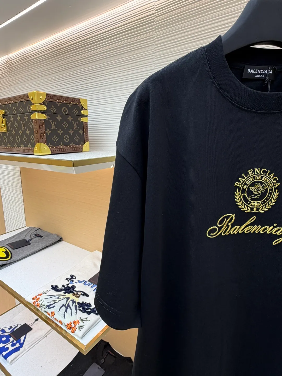 Balenciaga embroidered angel totem T-shirt ●Original version: 5100 purchase and development ●Item number: 1681892-A05 ●Material: combed cotton fabric ●Technology: embroidery production ●Color: black ●Version: fitted version ●Weight: about 325 grams ●Size: Cross-lattice weave thread], the front panel adopts [water-soluble cotton hollow three-dimensional embroidery], imported [Tajima embroidery machine], [gold and silver thread embroidery]. The difficulty of this style lies in the large-area embroidery parts, which require the consumption of large-sized water-soluble cotton. The later washing time to dissolve the water-soluble cotton is as much as the number of washings. If the treatment is not clean, the undissolved cotton glue will adhere to the clothes and be directly scrapped. It is a time-consuming and labor-intensive style. The overall wiring is straight and delicate, the fabric is comfortable and soft, and the color is consistent without color difference. It can be matched with the same style to create a fashionable look and control various occasions. Customized accessories, complete with three standards, same style for men and women!