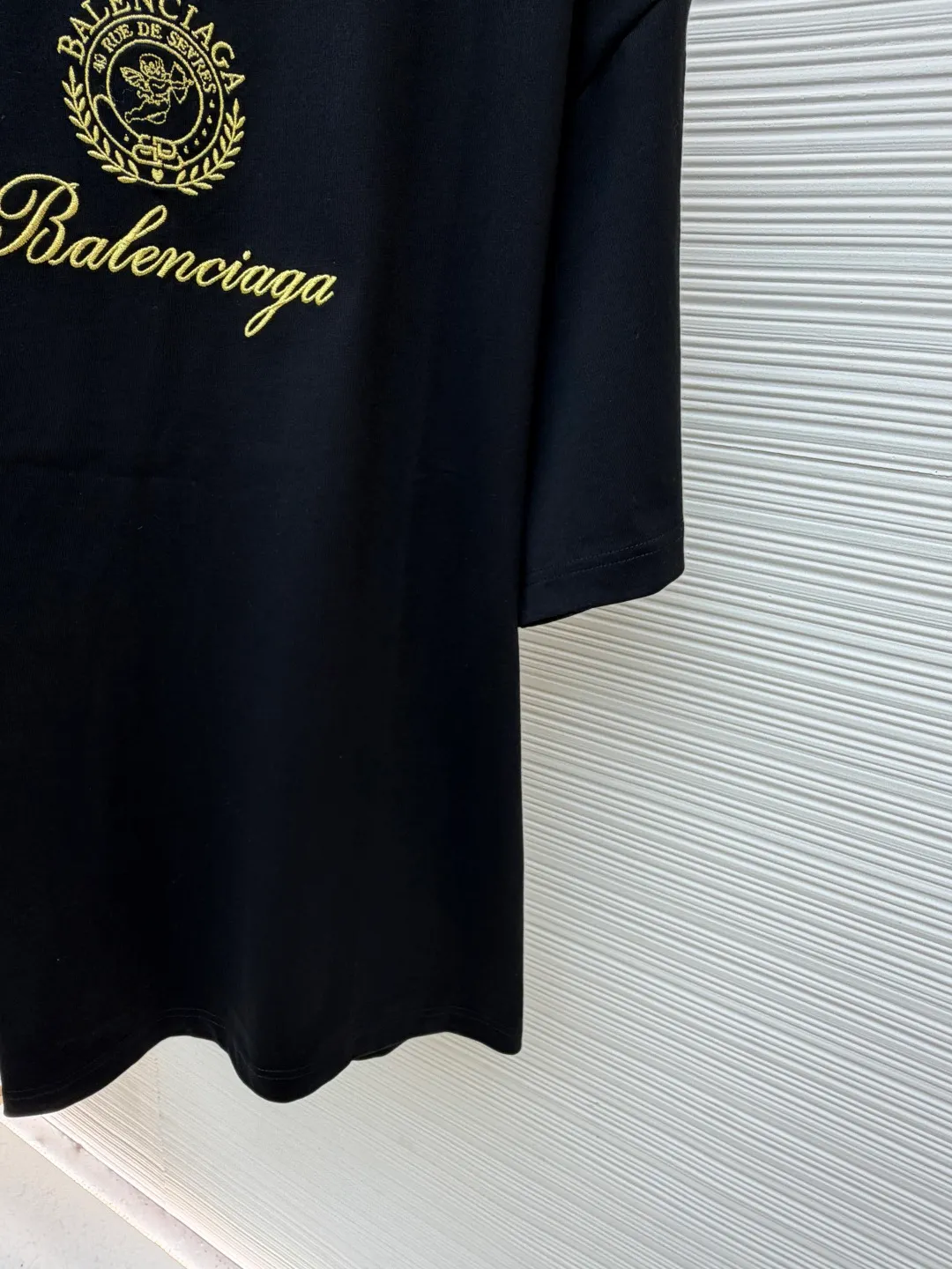 Balenciaga embroidered angel totem T-shirt ●Original version: 5100 purchase and development ●Item number: 1681892-A05 ●Material: combed cotton fabric ●Technology: embroidery production ●Color: black ●Version: fitted version ●Weight: about 325 grams ●Size: Cross-lattice weave thread], the front panel adopts [water-soluble cotton hollow three-dimensional embroidery], imported [Tajima embroidery machine], [gold and silver thread embroidery]. The difficulty of this style lies in the large-area embroidery parts, which require the consumption of large-sized water-soluble cotton. The later washing time to dissolve the water-soluble cotton is as much as the number of washings. If the treatment is not clean, the undissolved cotton glue will adhere to the clothes and be directly scrapped. It is a time-consuming and labor-intensive style. The overall wiring is straight and delicate, the fabric is comfortable and soft, and the color is consistent without color difference. It can be matched with the same style to create a fashionable look and control various occasions. Customized accessories, complete with three standards, same style for men and women!