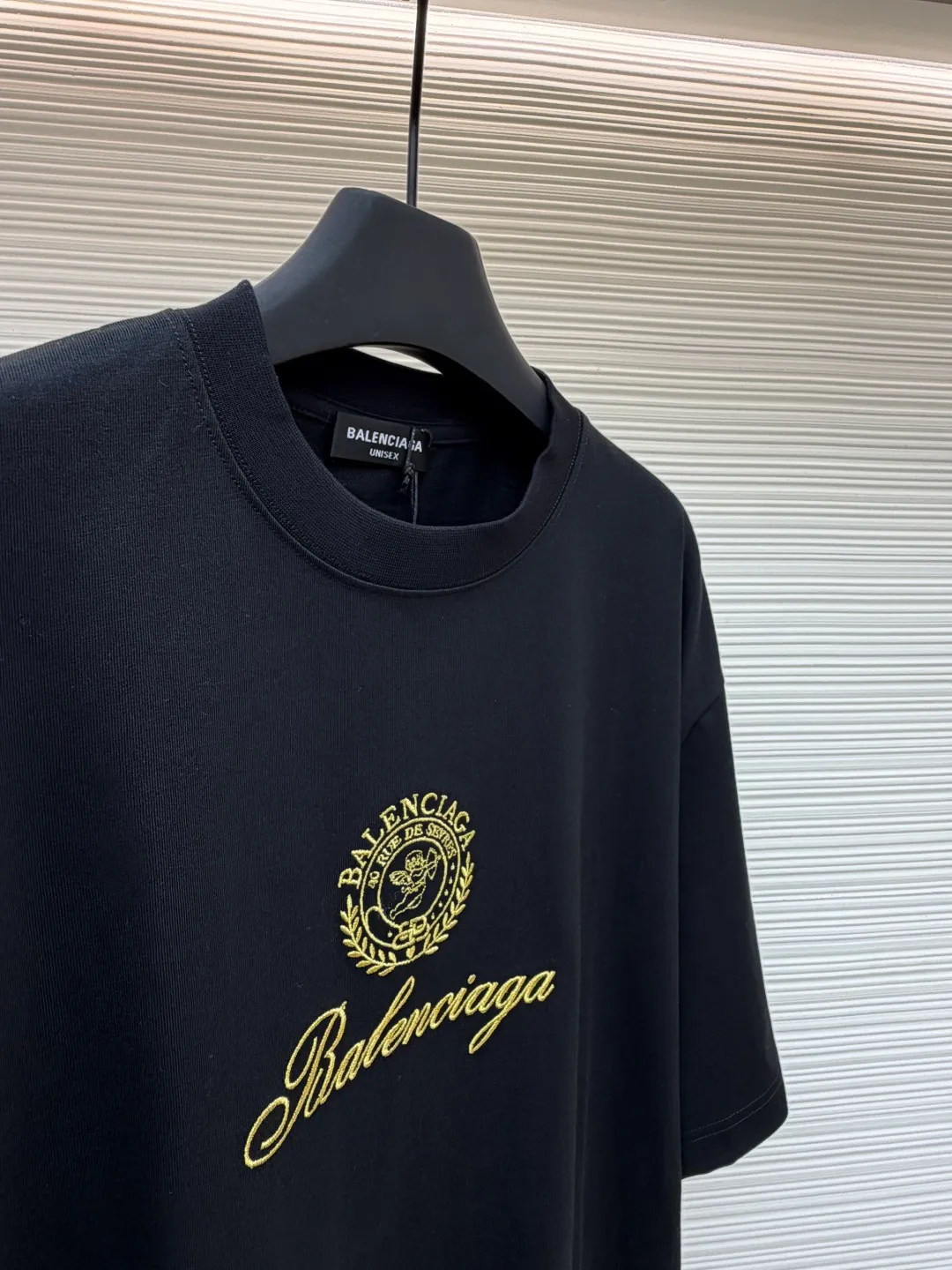 Balenciaga embroidered angel totem T-shirt ●Original version: 5100 purchase and development ●Item number: 1681892-A05 ●Material: combed cotton fabric ●Technology: embroidery production ●Color: black ●Version: fitted version ●Weight: about 325 grams ●Size: Cross-lattice weave thread], the front panel adopts [water-soluble cotton hollow three-dimensional embroidery], imported [Tajima embroidery machine], [gold and silver thread embroidery]. The difficulty of this style lies in the large-area embroidery parts, which require the consumption of large-sized water-soluble cotton. The later washing time to dissolve the water-soluble cotton is as much as the number of washings. If the treatment is not clean, the undissolved cotton glue will adhere to the clothes and be directly scrapped. It is a time-consuming and labor-intensive style. The overall wiring is straight and delicate, the fabric is comfortable and soft, and the color is consistent without color difference. It can be matched with the same style to create a fashionable look and control various occasions. Customized accessories, complete with three standards, same style for men and women!