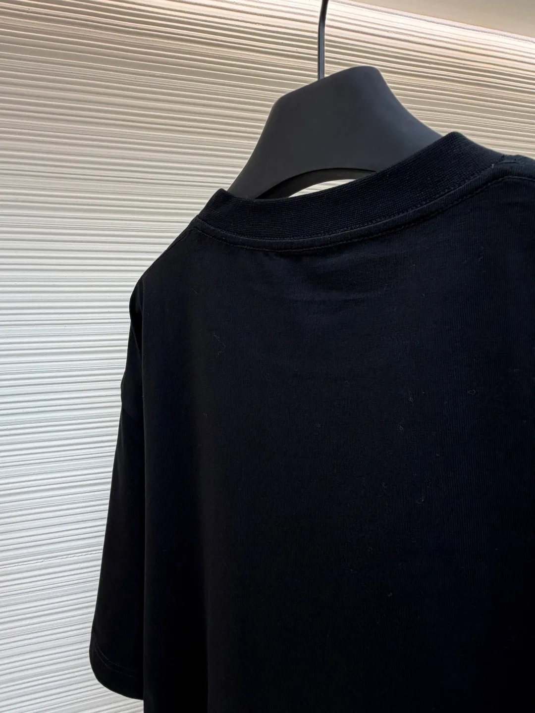 Balenciaga embroidered angel totem T-shirt ●Original version: 5100 purchase and development ●Item number: 1681892-A05 ●Material: combed cotton fabric ●Technology: embroidery production ●Color: black ●Version: fitted version ●Weight: about 325 grams ●Size: Cross-lattice weave thread], the front panel adopts [water-soluble cotton hollow three-dimensional embroidery], imported [Tajima embroidery machine], [gold and silver thread embroidery]. The difficulty of this style lies in the large-area embroidery parts, which require the consumption of large-sized water-soluble cotton. The later washing time to dissolve the water-soluble cotton is as much as the number of washings. If the treatment is not clean, the undissolved cotton glue will adhere to the clothes and be directly scrapped. It is a time-consuming and labor-intensive style. The overall wiring is straight and delicate, the fabric is comfortable and soft, and the color is consistent without color difference. It can be matched with the same style to create a fashionable look and control various occasions. Customized accessories, complete with three standards, same style for men and women!