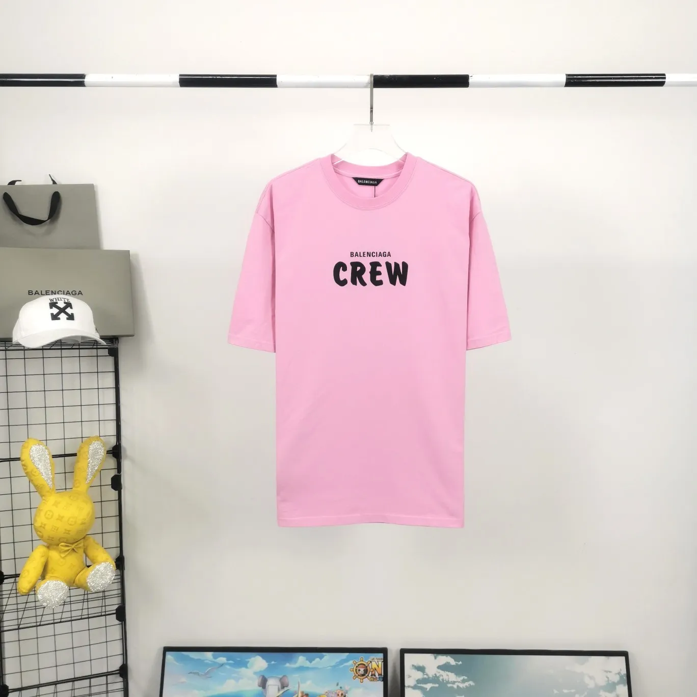 [Launched] Top tested version BALENCIAGA CREW staff limited edition short-sleeved t-shirt for male and female couples, pure cotton celebrity style. As a limited-edition short-sleeved shirt for Balenciaga’s 20th anniversary staff, it is full of Parisian feelings, highly recommended! ! The letters on the chest are also very simple and elegant, and the shape is super OS. The whole dress has been washed, and the 280g combed cotton fabric is very textured and you can touch it! High-definition imported glue and high-coverage screen printing on the chest, the dots are very precise. Color: Peach Pink Black White Size: XS-L P:250