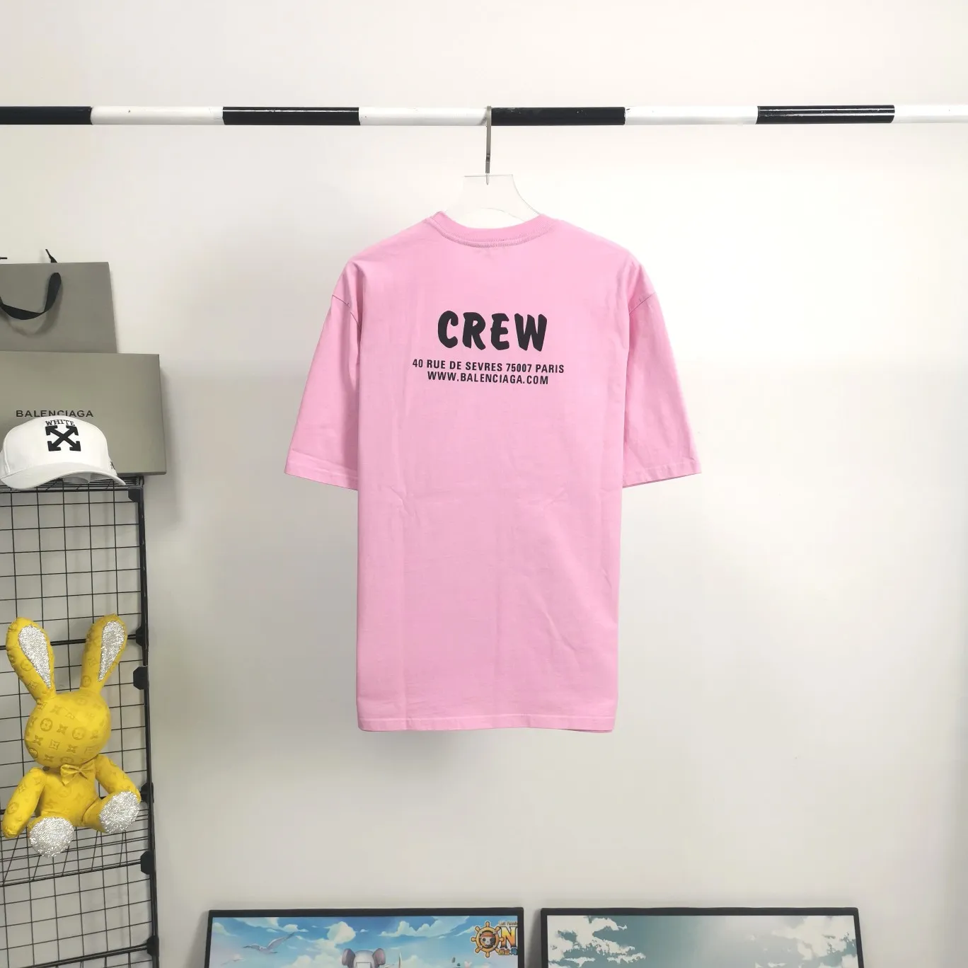 [Launched] Top tested version BALENCIAGA CREW staff limited edition short-sleeved t-shirt for male and female couples, pure cotton celebrity style. As a limited-edition short-sleeved shirt for Balenciaga’s 20th anniversary staff, it is full of Parisian feelings, highly recommended! ! The letters on the chest are also very simple and elegant, and the shape is super OS. The whole dress has been washed, and the 280g combed cotton fabric is very textured and you can touch it! High-definition imported glue and high-coverage screen printing on the chest, the dots are very precise. Color: Peach Pink Black White Size: XS-L P:250
