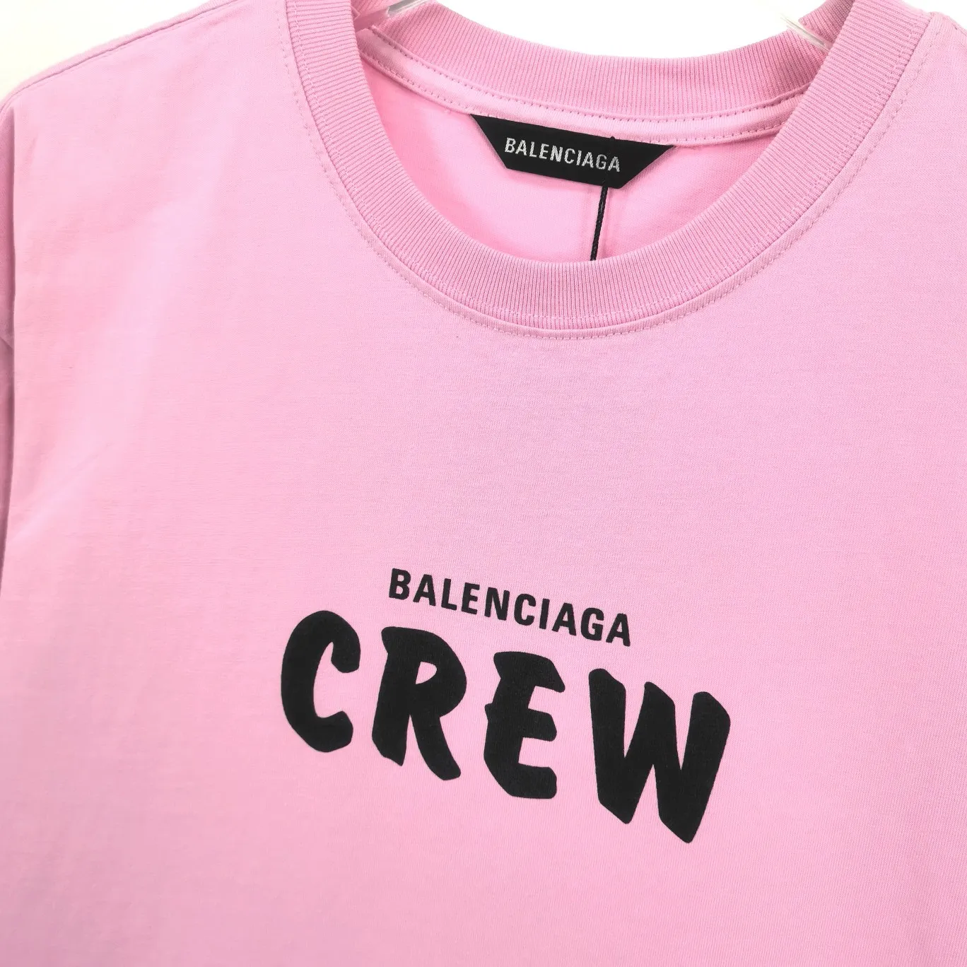 [Launched] Top tested version BALENCIAGA CREW staff limited edition short-sleeved t-shirt for male and female couples, pure cotton celebrity style. As a limited-edition short-sleeved shirt for Balenciaga’s 20th anniversary staff, it is full of Parisian feelings, highly recommended! ! The letters on the chest are also very simple and elegant, and the shape is super OS. The whole dress has been washed, and the 280g combed cotton fabric is very textured and you can touch it! High-definition imported glue and high-coverage screen printing on the chest, the dots are very precise. Color: Peach Pink Black White Size: XS-L P:250