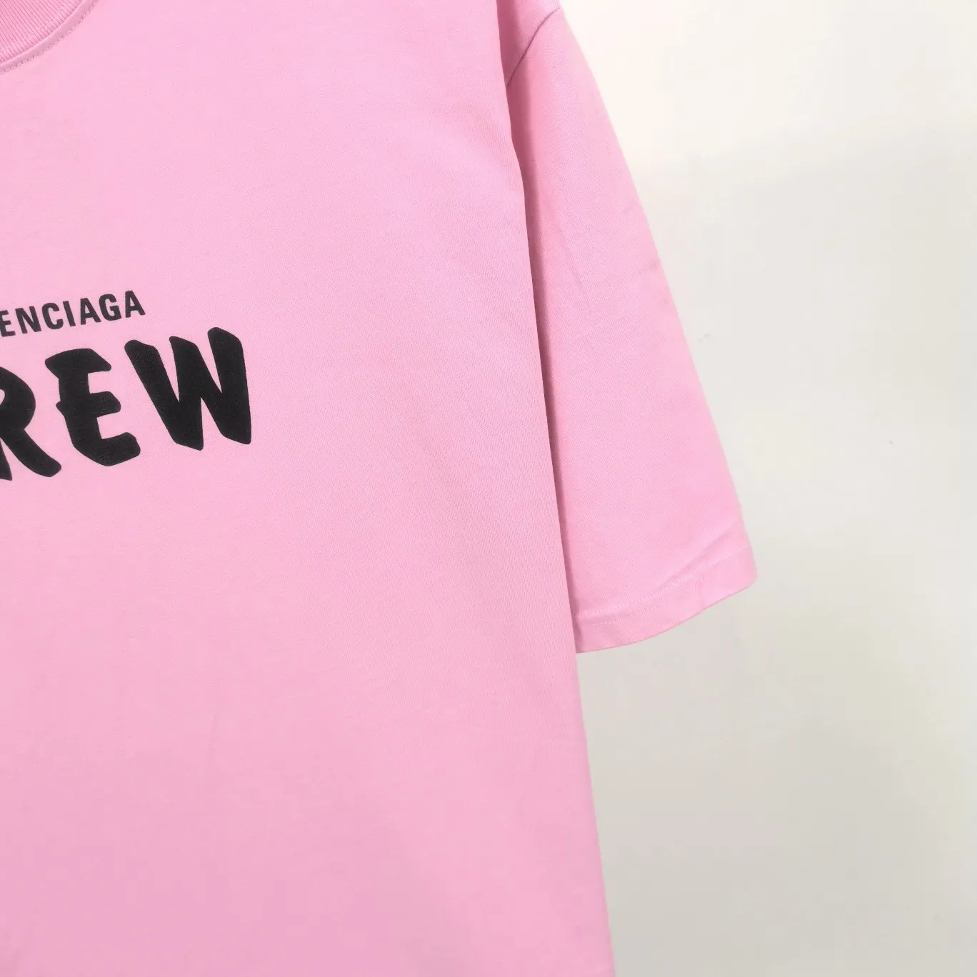 [Launched] Top tested version BALENCIAGA CREW staff limited edition short-sleeved t-shirt for male and female couples, pure cotton celebrity style. As a limited-edition short-sleeved shirt for Balenciaga’s 20th anniversary staff, it is full of Parisian feelings, highly recommended! ! The letters on the chest are also very simple and elegant, and the shape is super OS. The whole dress has been washed, and the 280g combed cotton fabric is very textured and you can touch it! High-definition imported glue and high-coverage screen printing on the chest, the dots are very precise. Color: Peach Pink Black White Size: XS-L P:250