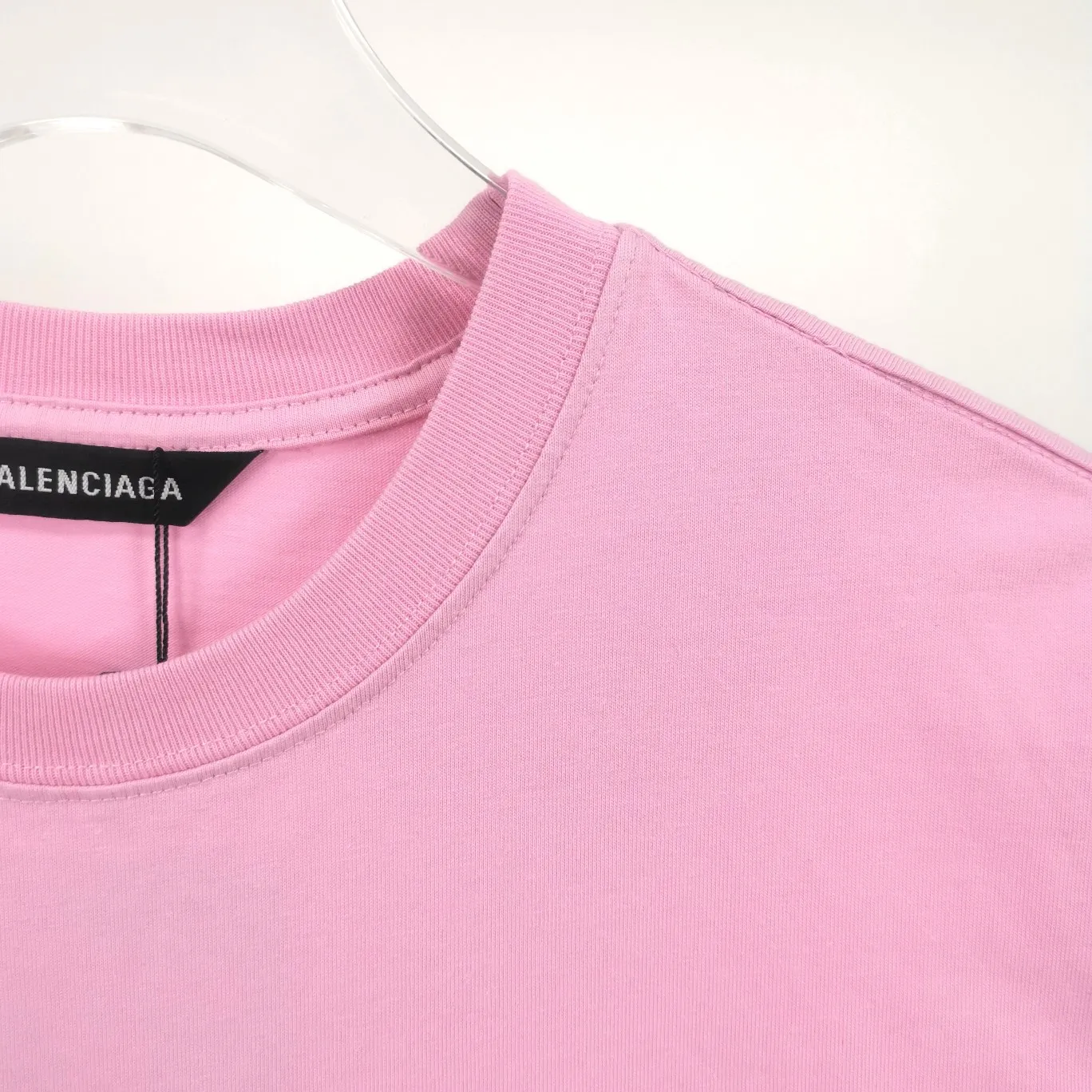 [Launched] Top tested version BALENCIAGA CREW staff limited edition short-sleeved t-shirt for male and female couples, pure cotton celebrity style. As a limited-edition short-sleeved shirt for Balenciaga’s 20th anniversary staff, it is full of Parisian feelings, highly recommended! ! The letters on the chest are also very simple and elegant, and the shape is super OS. The whole dress has been washed, and the 280g combed cotton fabric is very textured and you can touch it! High-definition imported glue and high-coverage screen printing on the chest, the dots are very precise. Color: Peach Pink Black White Size: XS-L P:250