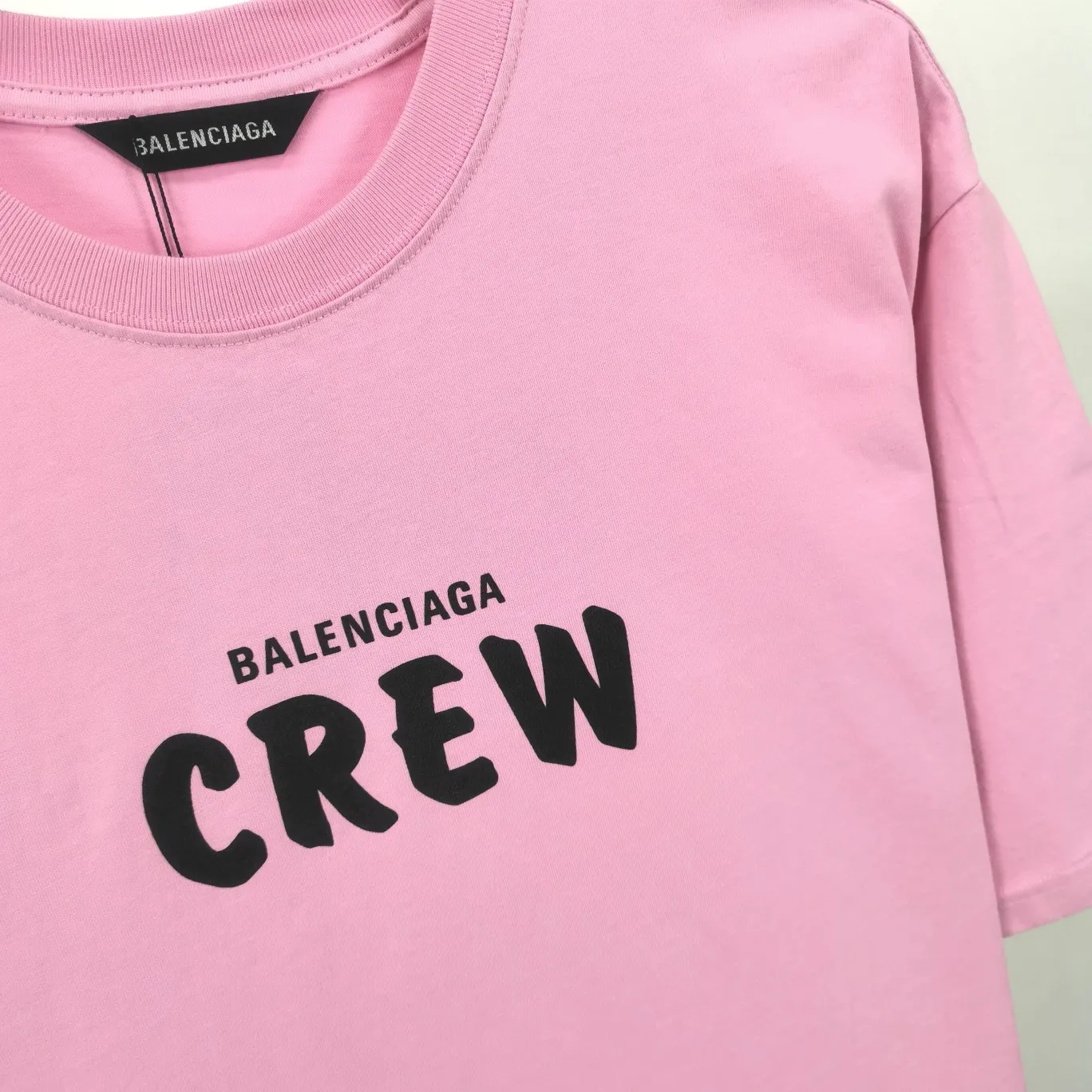 [Launched] Top tested version BALENCIAGA CREW staff limited edition short-sleeved t-shirt for male and female couples, pure cotton celebrity style. As a limited-edition short-sleeved shirt for Balenciaga’s 20th anniversary staff, it is full of Parisian feelings, highly recommended! ! The letters on the chest are also very simple and elegant, and the shape is super OS. The whole dress has been washed, and the 280g combed cotton fabric is very textured and you can touch it! High-definition imported glue and high-coverage screen printing on the chest, the dots are very precise. Color: Peach Pink Black White Size: XS-L P:250
