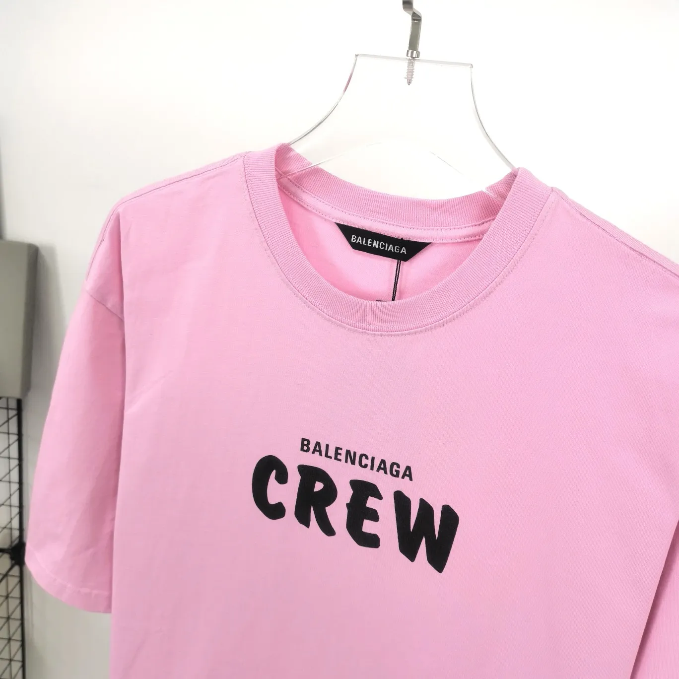 [Launched] Top tested version BALENCIAGA CREW staff limited edition short-sleeved t-shirt for male and female couples, pure cotton celebrity style. As a limited-edition short-sleeved shirt for Balenciaga’s 20th anniversary staff, it is full of Parisian feelings, highly recommended! ! The letters on the chest are also very simple and elegant, and the shape is super OS. The whole dress has been washed, and the 280g combed cotton fabric is very textured and you can touch it! High-definition imported glue and high-coverage screen printing on the chest, the dots are very precise. Color: Peach Pink Black White Size: XS-L P:250