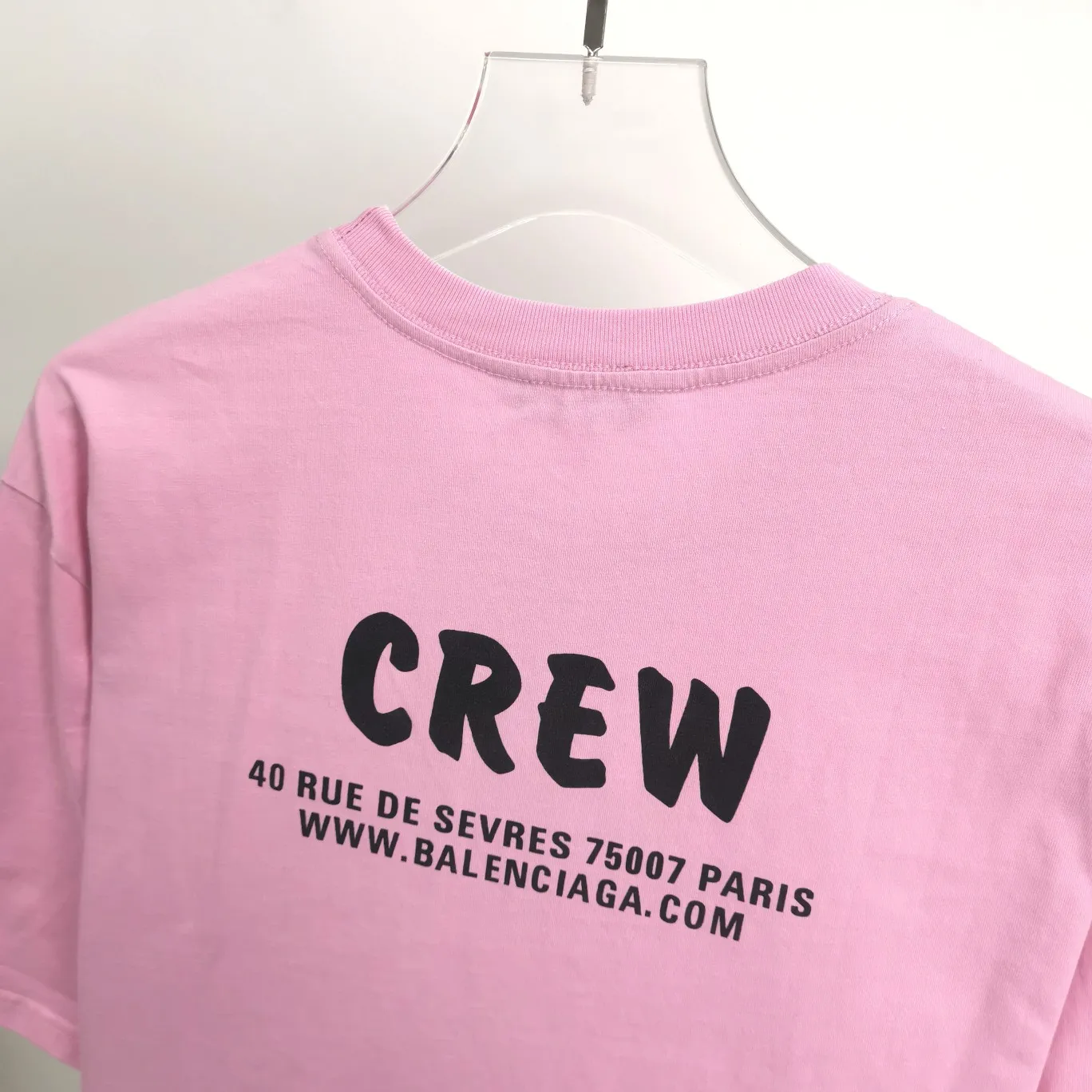 [Launched] Top tested version BALENCIAGA CREW staff limited edition short-sleeved t-shirt for male and female couples, pure cotton celebrity style. As a limited-edition short-sleeved shirt for Balenciaga’s 20th anniversary staff, it is full of Parisian feelings, highly recommended! ! The letters on the chest are also very simple and elegant, and the shape is super OS. The whole dress has been washed, and the 280g combed cotton fabric is very textured and you can touch it! High-definition imported glue and high-coverage screen printing on the chest, the dots are very precise. Color: Peach Pink Black White Size: XS-L P:250