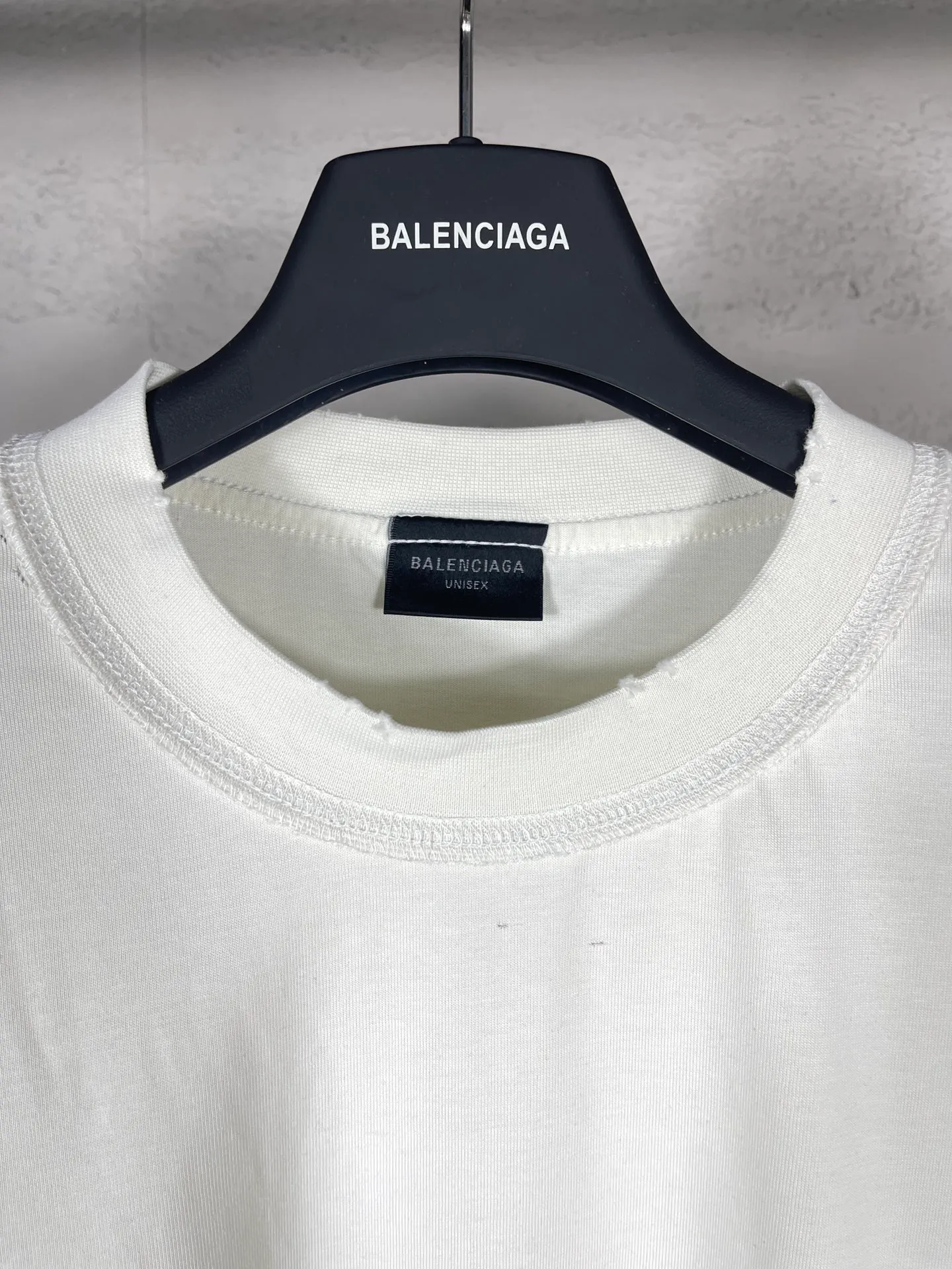 🅿️180 real photos [Top version. Official website quality] BALENCI*GA/Paris #2024 new model. INTERNALUSEONLY letter logo on the front and back ready-to-wear worn short-sleeved T-shirt. Rear collar badge. Ready-made clothes are made with reverse bottoms as the top. #2024 Spring and Summer Brick Cabinet Synchronization Welcome to compare. The fabric is made of Paris ZP custom-woven and dyed cotton double yarn, with a weight of 260 grams. The cloth surface is clean. The cloth pattern is clear, soft and comfortable. The threads are dyed with no color difference. The classic letter LOGO is printed with imported environmentally friendly glue. The letters are clear and the effect is three-dimensional. Restore the brick cabinet, adopt OS loose shoulder style. Same style for men and women. Code: BL223385 Color: black. Off-white Size: XS to L
