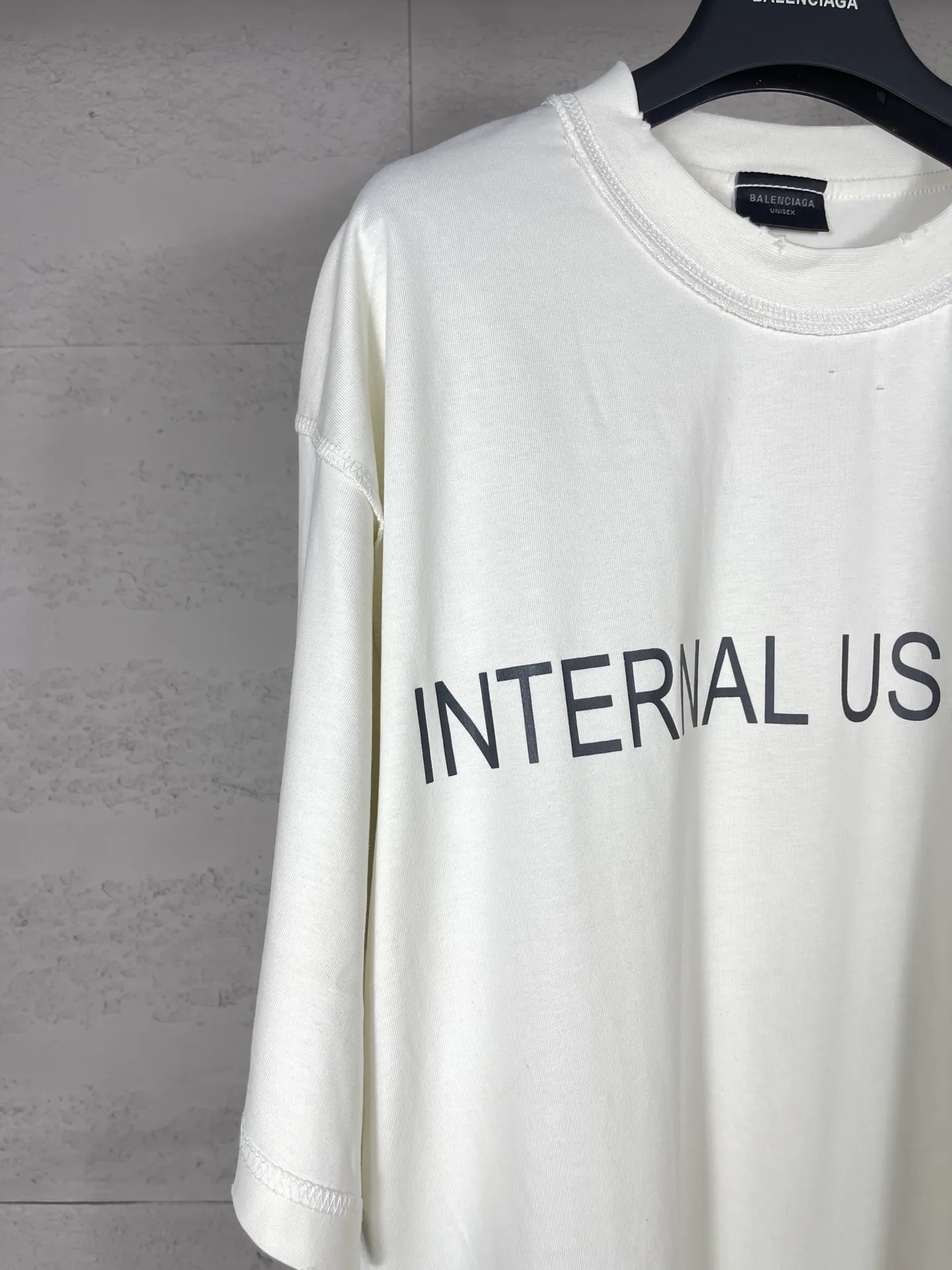 🅿️180 real photos [Top version. Official website quality] BALENCI*GA/Paris #2024 new model. INTERNALUSEONLY letter logo on the front and back ready-to-wear worn short-sleeved T-shirt. Rear collar badge. Ready-made clothes are made with reverse bottoms as the top. #2024 Spring and Summer Brick Cabinet Synchronization Welcome to compare. The fabric is made of Paris ZP custom-woven and dyed cotton double yarn, with a weight of 260 grams. The cloth surface is clean. The cloth pattern is clear, soft and comfortable. The threads are dyed with no color difference. The classic letter LOGO is printed with imported environmentally friendly glue. The letters are clear and the effect is three-dimensional. Restore the brick cabinet, adopt OS loose shoulder style. Same style for men and women. Code: BL223385 Color: black. Off-white Size: XS to L