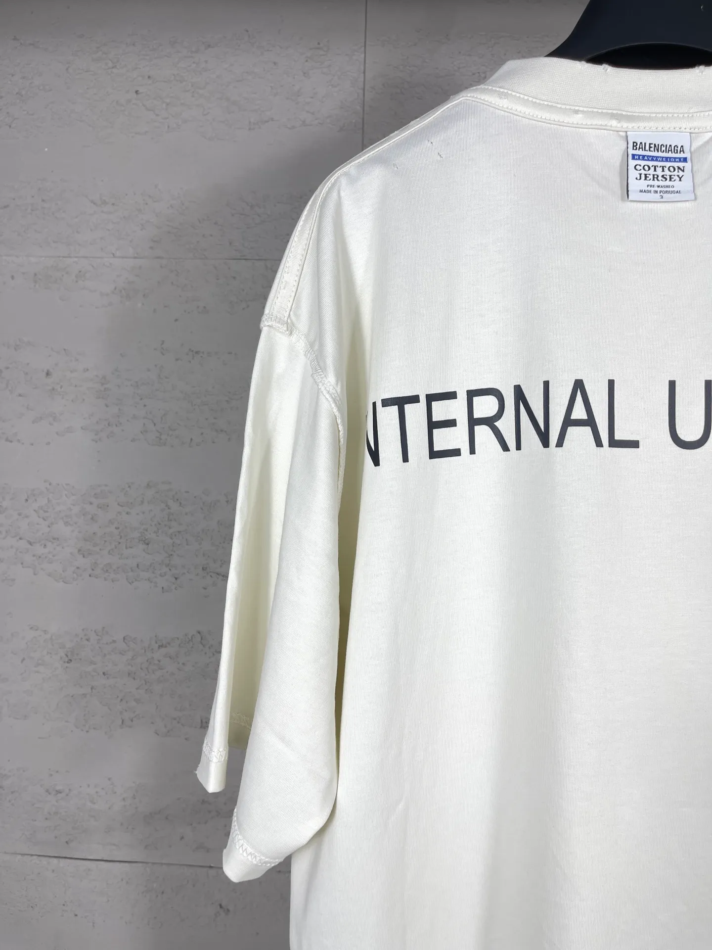 🅿️180 real photos [Top version. Official website quality] BALENCI*GA/Paris #2024 new model. INTERNALUSEONLY letter logo on the front and back ready-to-wear worn short-sleeved T-shirt. Rear collar badge. Ready-made clothes are made with reverse bottoms as the top. #2024 Spring and Summer Brick Cabinet Synchronization Welcome to compare. The fabric is made of Paris ZP custom-woven and dyed cotton double yarn, with a weight of 260 grams. The cloth surface is clean. The cloth pattern is clear, soft and comfortable. The threads are dyed with no color difference. The classic letter LOGO is printed with imported environmentally friendly glue. The letters are clear and the effect is three-dimensional. Restore the brick cabinet, adopt OS loose shoulder style. Same style for men and women. Code: BL223385 Color: black. Off-white Size: XS to L