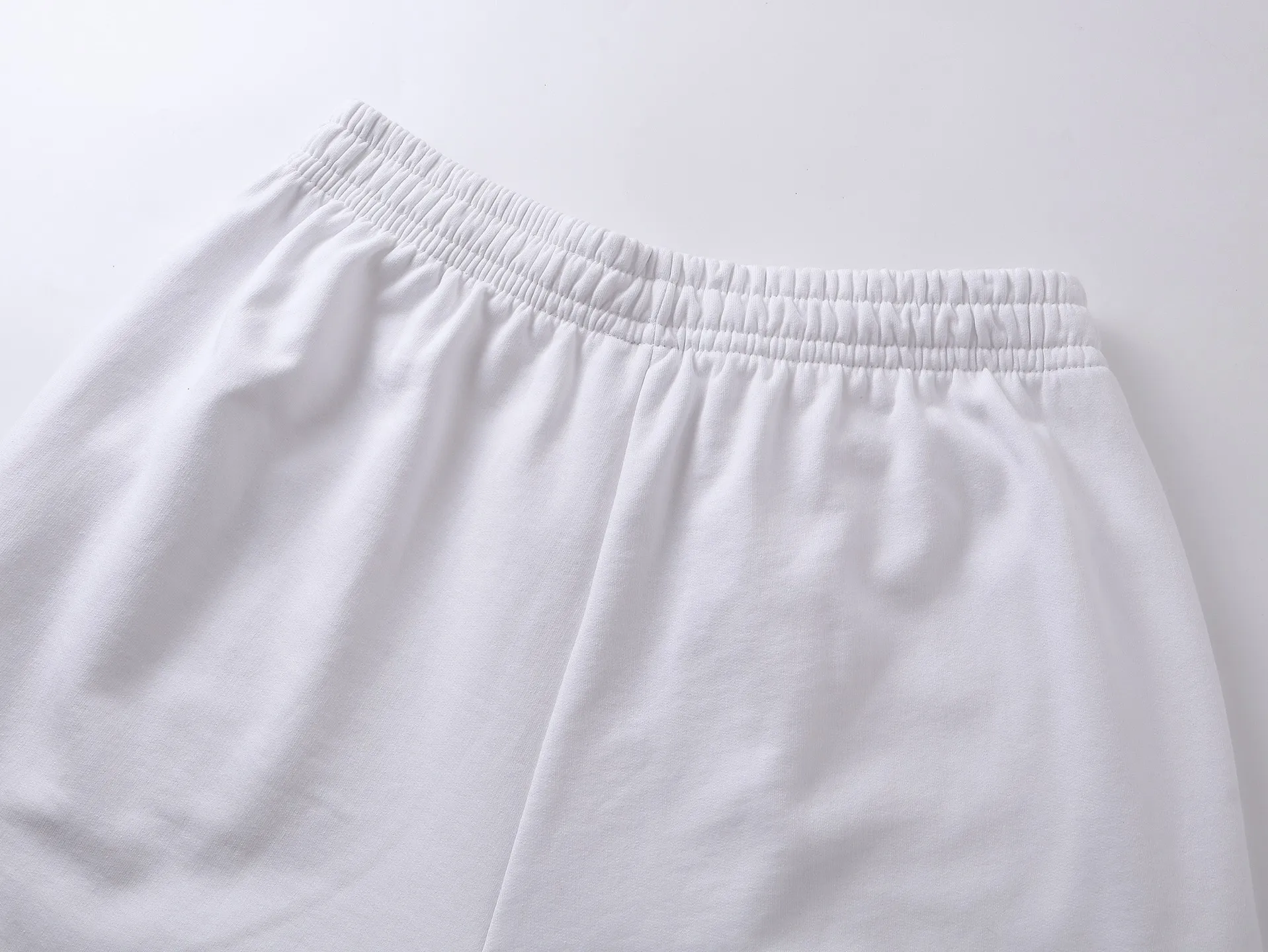 🅿️210 real photos [Top version. Official website quality] BALENCI*GA/Paris. 2025 new model. Paris' new basketball series LOGO embroidered shorts. Synchronized with brick cabinets. Developed authentic products at the first time, please print and compare! The fabric is made of Paris ZP custom-woven and dyed 100% cotton terry sweatshirt. The weight is 460 grams. The cloth surface is clean. The cloth pattern is clear and the hand feels soft and comfortable. The embroidery uses an imported Tajima embroidery machine. The letters are clear and the effect is three-dimensional. The version adopts a loose version. Same style for men and women. Code: BL257027 Color: black, white, purple Size: XS S M L