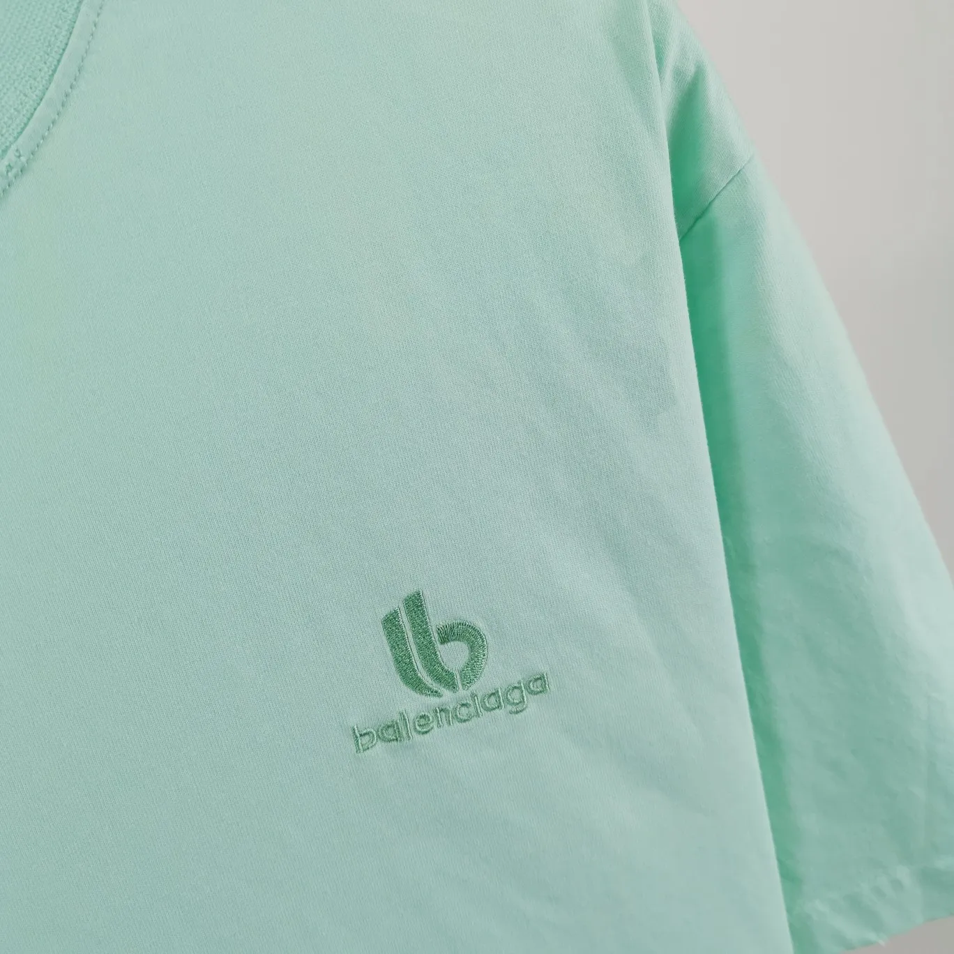 [New arrival] The top and tested version of the new BALENCIAGA half-moon BB embroidered eco-friendly large LOGO for male and female couples star short-sleeved T-shirts. The simple embroidery series is popular, Behringer embroidery technology, the embroidery is meticulous and meticulous! The font is full and the texture is clear! The fabric is made of 280g high-count double-yarn pure cotton, polyester-free, and absolutely no pilling! Size: XS-L Color: Black Mint Green P:240