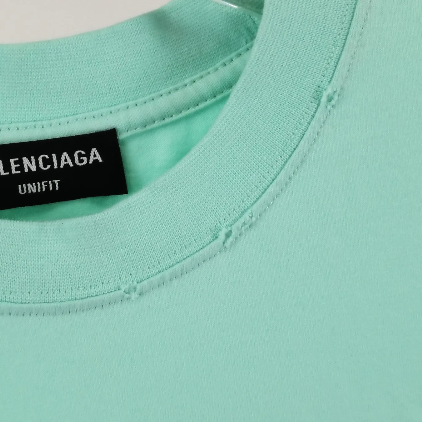 [New arrival] The top and tested version of the new BALENCIAGA half-moon BB embroidered eco-friendly large LOGO for male and female couples star short-sleeved T-shirts. The simple embroidery series is popular, Behringer embroidery technology, the embroidery is meticulous and meticulous! The font is full and the texture is clear! The fabric is made of 280g high-count double-yarn pure cotton, polyester-free, and absolutely no pilling! Size: XS-L Color: Black Mint Green P:240