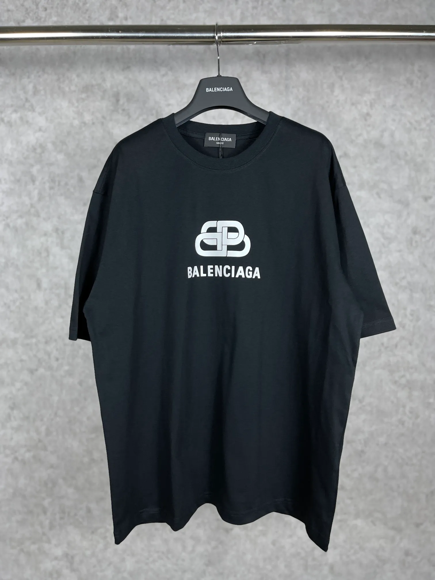 🅿️160 real photos [Top version. Official website quality] BALENCI*GA/Paris. Classic style. SS22 #balenci*ga lock letter LOGO short-sleeved T-shirt. Brick cabinet synchronization.                       The fabric is made of Paris ZP custom-woven and dyed 100% double yarn compact cotton. The weight is 260 grams. The cloth surface is clean. The cloth pattern is clear, soft and comfortable. The threads are dyed with no color difference. The classic pattern is printed with environmentally friendly imported materials, precision printing screen, the letters are clear, the effect is three-dimensional, and the brick cabinet is restored. The version adopts the OS loose shoulder version. Same style for men and women Coding: BL223051 Color: Black. White. Orchid Size: XS S M L