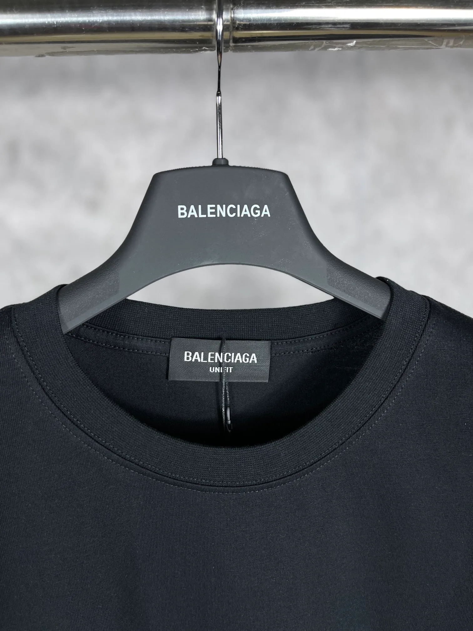🅿️160 real photos [Top version. Official website quality] BALENCI*GA/Paris. Classic style. SS22 #balenci*ga lock letter LOGO short-sleeved T-shirt. Brick cabinet synchronization.                       The fabric is made of Paris ZP custom-woven and dyed 100% double yarn compact cotton. The weight is 260 grams. The cloth surface is clean. The cloth pattern is clear, soft and comfortable. The threads are dyed with no color difference. The classic pattern is printed with environmentally friendly imported materials, precision printing screen, the letters are clear, the effect is three-dimensional, and the brick cabinet is restored. The version adopts the OS loose shoulder version. Same style for men and women Coding: BL223051 Color: Black. White. Orchid Size: XS S M L
