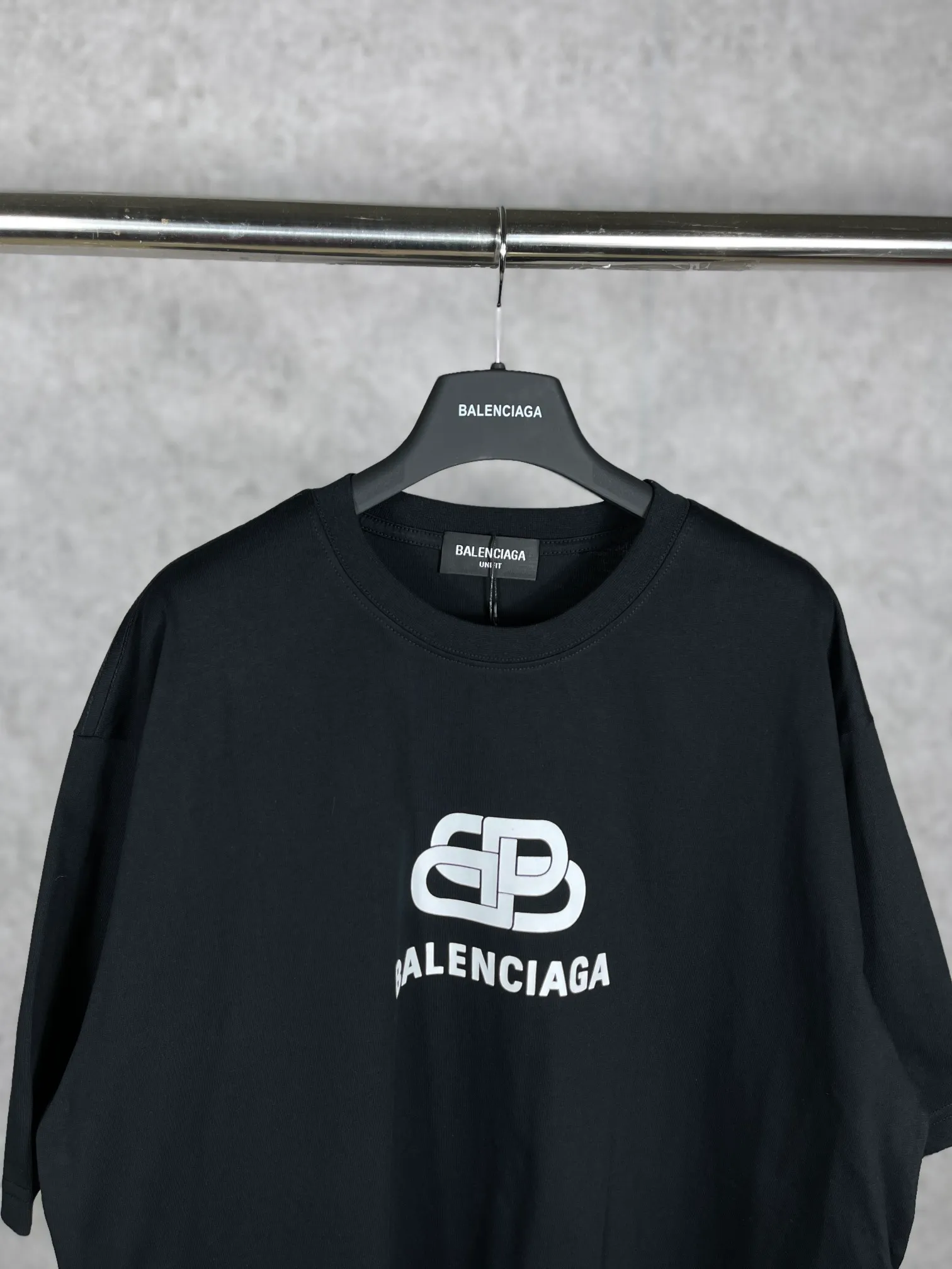 🅿️160 real photos [Top version. Official website quality] BALENCI*GA/Paris. Classic style. SS22 #balenci*ga lock letter LOGO short-sleeved T-shirt. Brick cabinet synchronization.                       The fabric is made of Paris ZP custom-woven and dyed 100% double yarn compact cotton. The weight is 260 grams. The cloth surface is clean. The cloth pattern is clear, soft and comfortable. The threads are dyed with no color difference. The classic pattern is printed with environmentally friendly imported materials, precision printing screen, the letters are clear, the effect is three-dimensional, and the brick cabinet is restored. The version adopts the OS loose shoulder version. Same style for men and women Coding: BL223051 Color: Black. White. Orchid Size: XS S M L