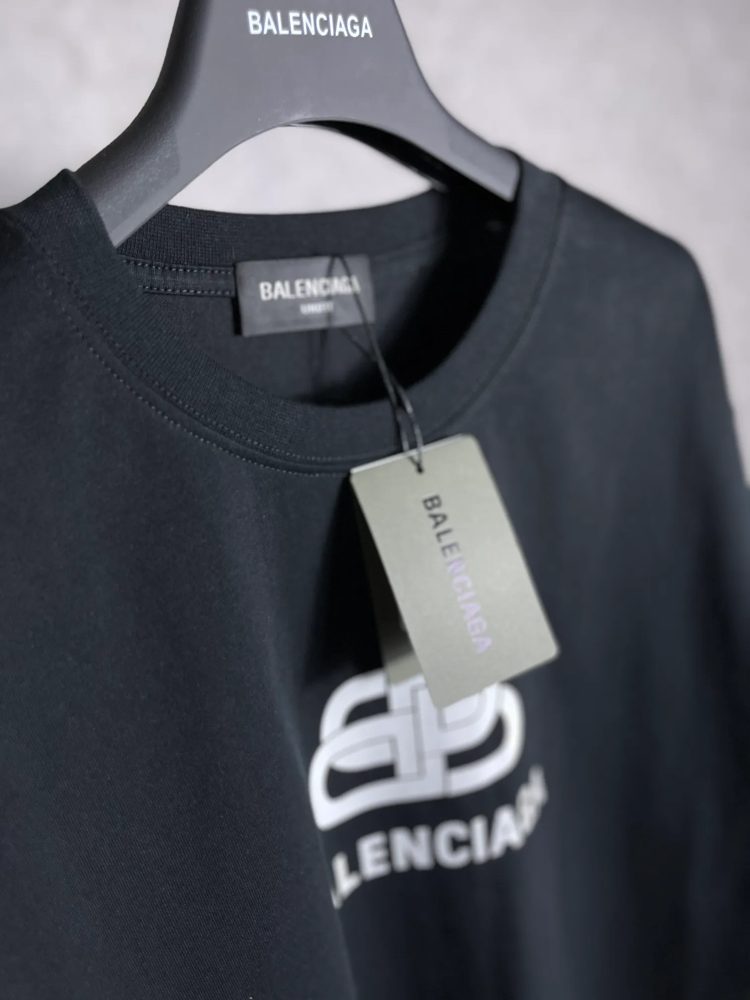 🅿️160 real photos [Top version. Official website quality] BALENCI*GA/Paris. Classic style. SS22 #balenci*ga lock letter LOGO short-sleeved T-shirt. Brick cabinet synchronization.                       The fabric is made of Paris ZP custom-woven and dyed 100% double yarn compact cotton. The weight is 260 grams. The cloth surface is clean. The cloth pattern is clear, soft and comfortable. The threads are dyed with no color difference. The classic pattern is printed with environmentally friendly imported materials, precision printing screen, the letters are clear, the effect is three-dimensional, and the brick cabinet is restored. The version adopts the OS loose shoulder version. Same style for men and women Coding: BL223051 Color: Black. White. Orchid Size: XS S M L