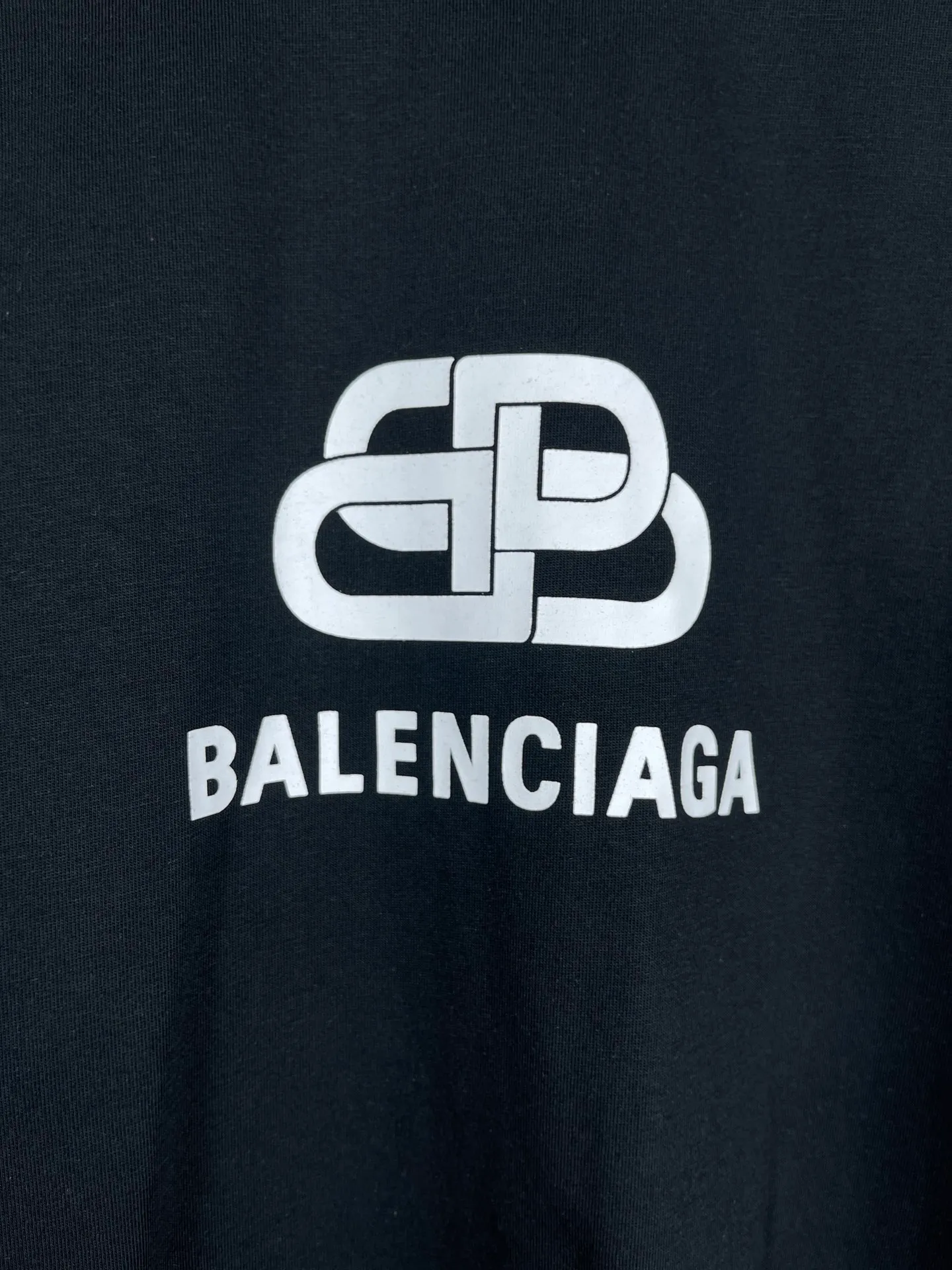🅿️160 real photos [Top version. Official website quality] BALENCI*GA/Paris. Classic style. SS22 #balenci*ga lock letter LOGO short-sleeved T-shirt. Brick cabinet synchronization.                       The fabric is made of Paris ZP custom-woven and dyed 100% double yarn compact cotton. The weight is 260 grams. The cloth surface is clean. The cloth pattern is clear, soft and comfortable. The threads are dyed with no color difference. The classic pattern is printed with environmentally friendly imported materials, precision printing screen, the letters are clear, the effect is three-dimensional, and the brick cabinet is restored. The version adopts the OS loose shoulder version. Same style for men and women Coding: BL223051 Color: Black. White. Orchid Size: XS S M L