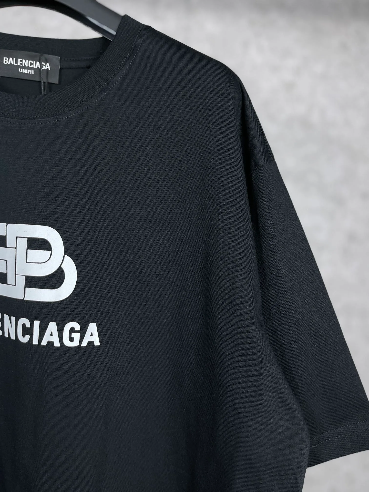 🅿️160 real photos [Top version. Official website quality] BALENCI*GA/Paris. Classic style. SS22 #balenci*ga lock letter LOGO short-sleeved T-shirt. Brick cabinet synchronization.                       The fabric is made of Paris ZP custom-woven and dyed 100% double yarn compact cotton. The weight is 260 grams. The cloth surface is clean. The cloth pattern is clear, soft and comfortable. The threads are dyed with no color difference. The classic pattern is printed with environmentally friendly imported materials, precision printing screen, the letters are clear, the effect is three-dimensional, and the brick cabinet is restored. The version adopts the OS loose shoulder version. Same style for men and women Coding: BL223051 Color: Black. White. Orchid Size: XS S M L
