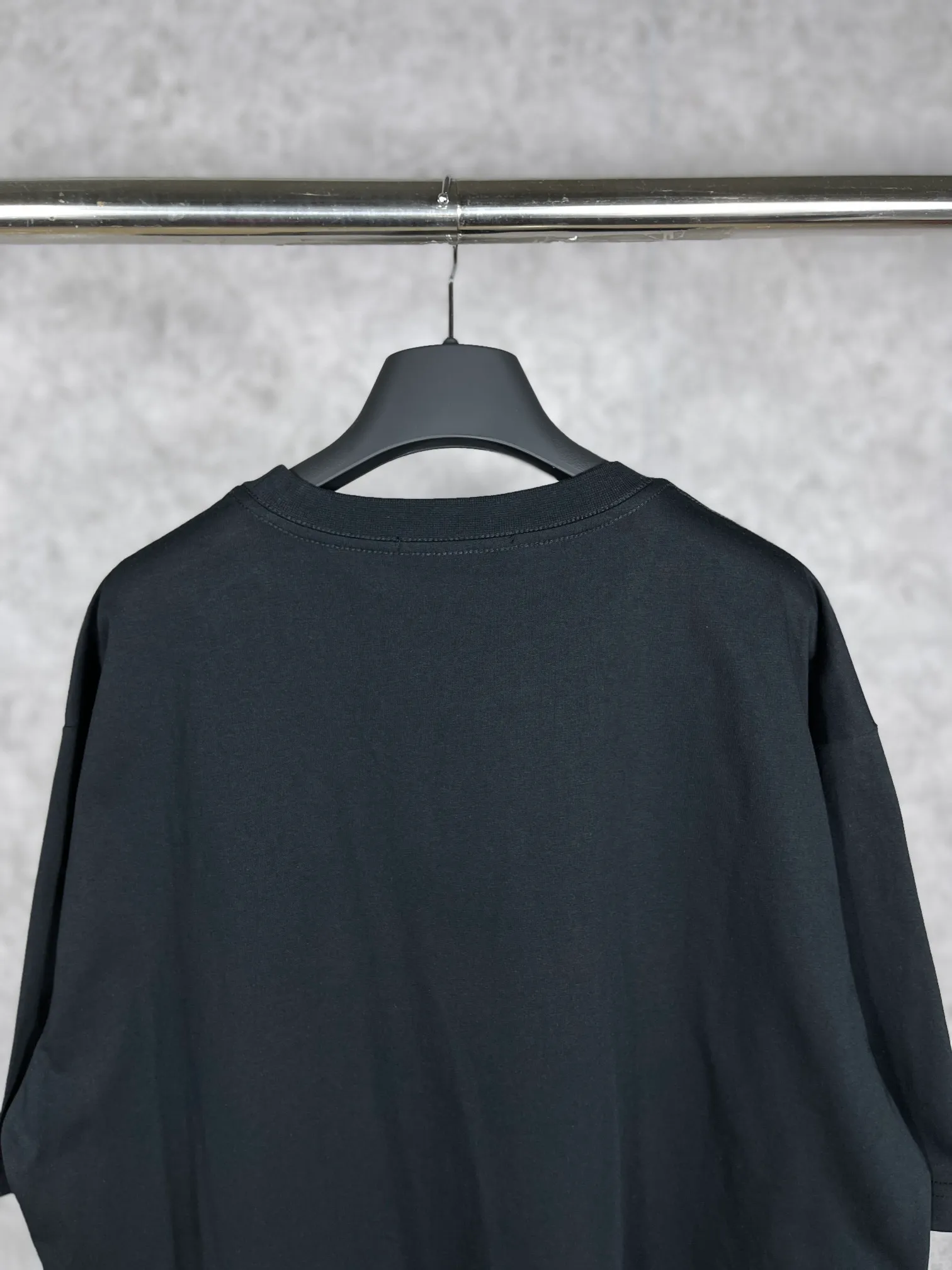 🅿️160 real photos [Top version. Official website quality] BALENCI*GA/Paris. Classic style. SS22 #balenci*ga lock letter LOGO short-sleeved T-shirt. Brick cabinet synchronization.                       The fabric is made of Paris ZP custom-woven and dyed 100% double yarn compact cotton. The weight is 260 grams. The cloth surface is clean. The cloth pattern is clear, soft and comfortable. The threads are dyed with no color difference. The classic pattern is printed with environmentally friendly imported materials, precision printing screen, the letters are clear, the effect is three-dimensional, and the brick cabinet is restored. The version adopts the OS loose shoulder version. Same style for men and women Coding: BL223051 Color: Black. White. Orchid Size: XS S M L