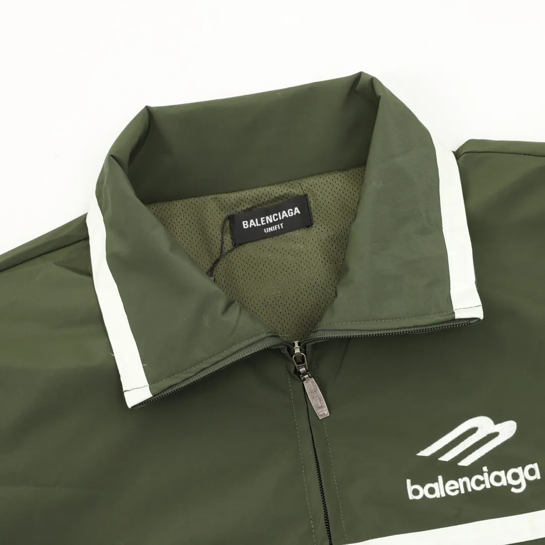 🅿️620 Balenciaga/Balenciaga Letter Embroidered Windbreaker Jacket This product uses high-quality PET sliced ​​polyester fiber as the spinning raw material to ensure that it has stable chemical and physical properties. Using a high-speed spinning process, PET slices are made into POY (pre-oriented yarn) or FDY (fully drawn yarn) through melting, filtration, spinneret extrusion and other steps. These filament products have the characteristics of high breaking strength, high elastic modulus, excellent heat setting properties, good resilience properties, heat resistance, light resistance, corrosion resistance, easy washing and quick drying. It adopts the classic washing and distressing process and is carefully polished to present a unique whitening effect, showing the retro charm that has accumulated over time. This process uses specific washing methods to achieve a certain visual and tactile effect on the garments, giving the garments an old and worn feel. Same style for men and women Sizes: XS-L