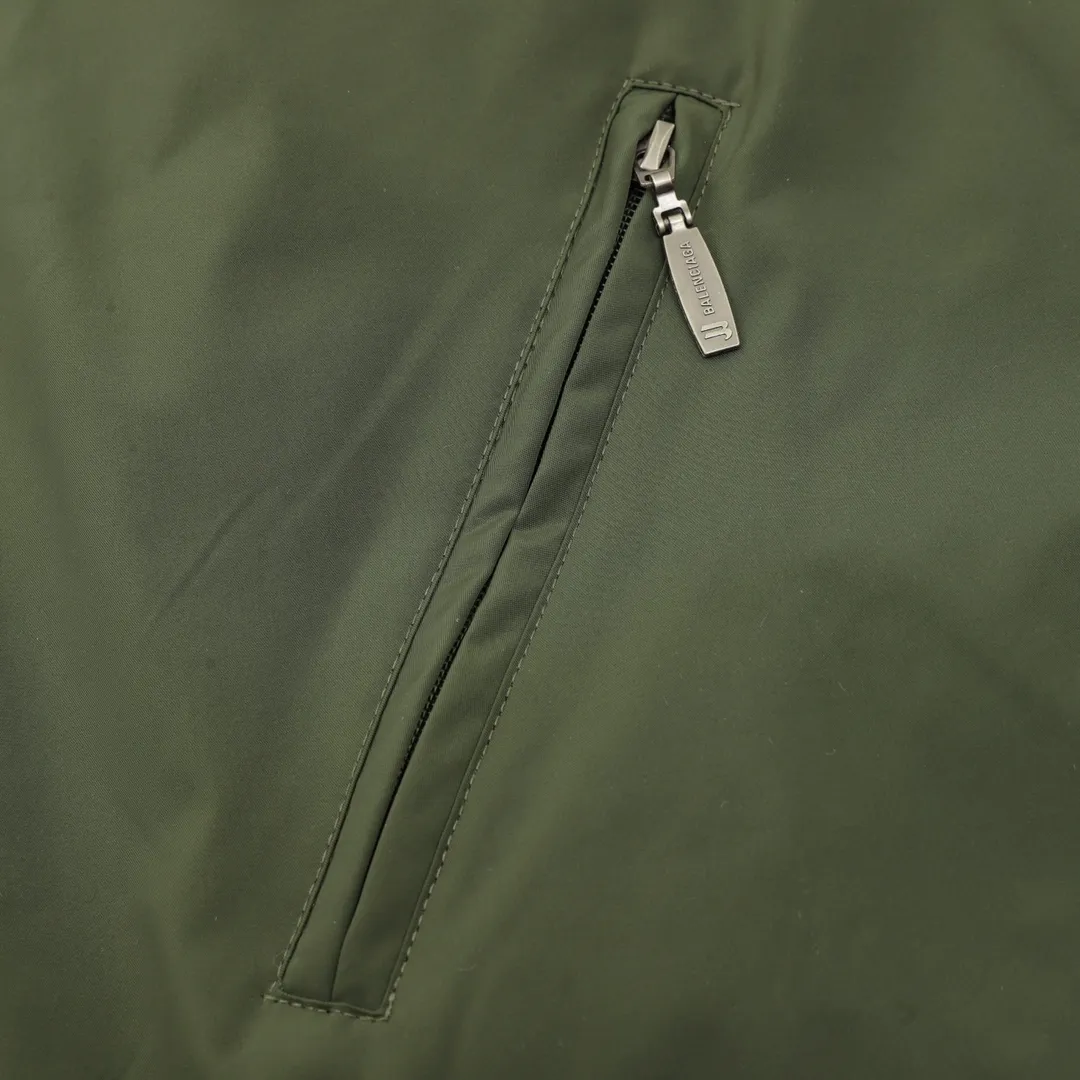 🅿️620 Balenciaga/Balenciaga Letter Embroidered Windbreaker Jacket This product uses high-quality PET sliced ​​polyester fiber as the spinning raw material to ensure that it has stable chemical and physical properties. Using a high-speed spinning process, PET slices are made into POY (pre-oriented yarn) or FDY (fully drawn yarn) through melting, filtration, spinneret extrusion and other steps. These filament products have the characteristics of high breaking strength, high elastic modulus, excellent heat setting properties, good resilience properties, heat resistance, light resistance, corrosion resistance, easy washing and quick drying. It adopts the classic washing and distressing process and is carefully polished to present a unique whitening effect, showing the retro charm that has accumulated over time. This process uses specific washing methods to achieve a certain visual and tactile effect on the garments, giving the garments an old and worn feel. Same style for men and women Sizes: XS-L