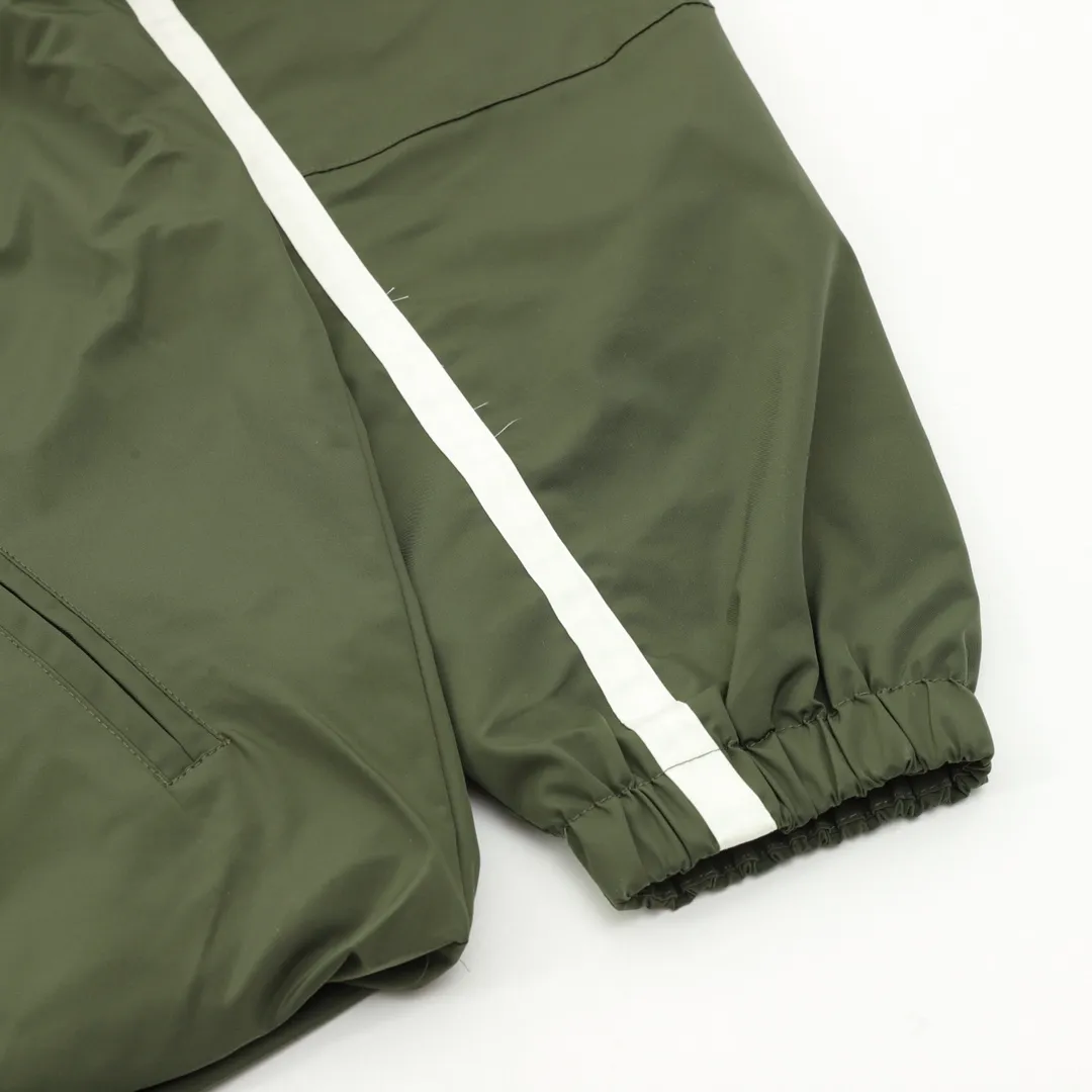 🅿️620 Balenciaga/Balenciaga Letter Embroidered Windbreaker Jacket This product uses high-quality PET sliced ​​polyester fiber as the spinning raw material to ensure that it has stable chemical and physical properties. Using a high-speed spinning process, PET slices are made into POY (pre-oriented yarn) or FDY (fully drawn yarn) through melting, filtration, spinneret extrusion and other steps. These filament products have the characteristics of high breaking strength, high elastic modulus, excellent heat setting properties, good resilience properties, heat resistance, light resistance, corrosion resistance, easy washing and quick drying. It adopts the classic washing and distressing process and is carefully polished to present a unique whitening effect, showing the retro charm that has accumulated over time. This process uses specific washing methods to achieve a certain visual and tactile effect on the garments, giving the garments an old and worn feel. Same style for men and women Sizes: XS-L
