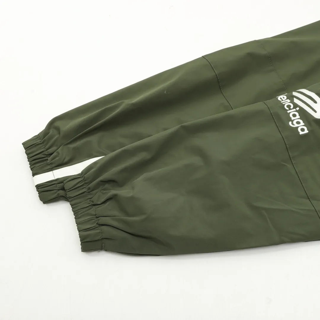 🅿️620 Balenciaga/Balenciaga Letter Embroidered Windbreaker Jacket This product uses high-quality PET sliced ​​polyester fiber as the spinning raw material to ensure that it has stable chemical and physical properties. Using a high-speed spinning process, PET slices are made into POY (pre-oriented yarn) or FDY (fully drawn yarn) through melting, filtration, spinneret extrusion and other steps. These filament products have the characteristics of high breaking strength, high elastic modulus, excellent heat setting properties, good resilience properties, heat resistance, light resistance, corrosion resistance, easy washing and quick drying. It adopts the classic washing and distressing process and is carefully polished to present a unique whitening effect, showing the retro charm that has accumulated over time. This process uses specific washing methods to achieve a certain visual and tactile effect on the garments, giving the garments an old and worn feel. Same style for men and women Sizes: XS-L