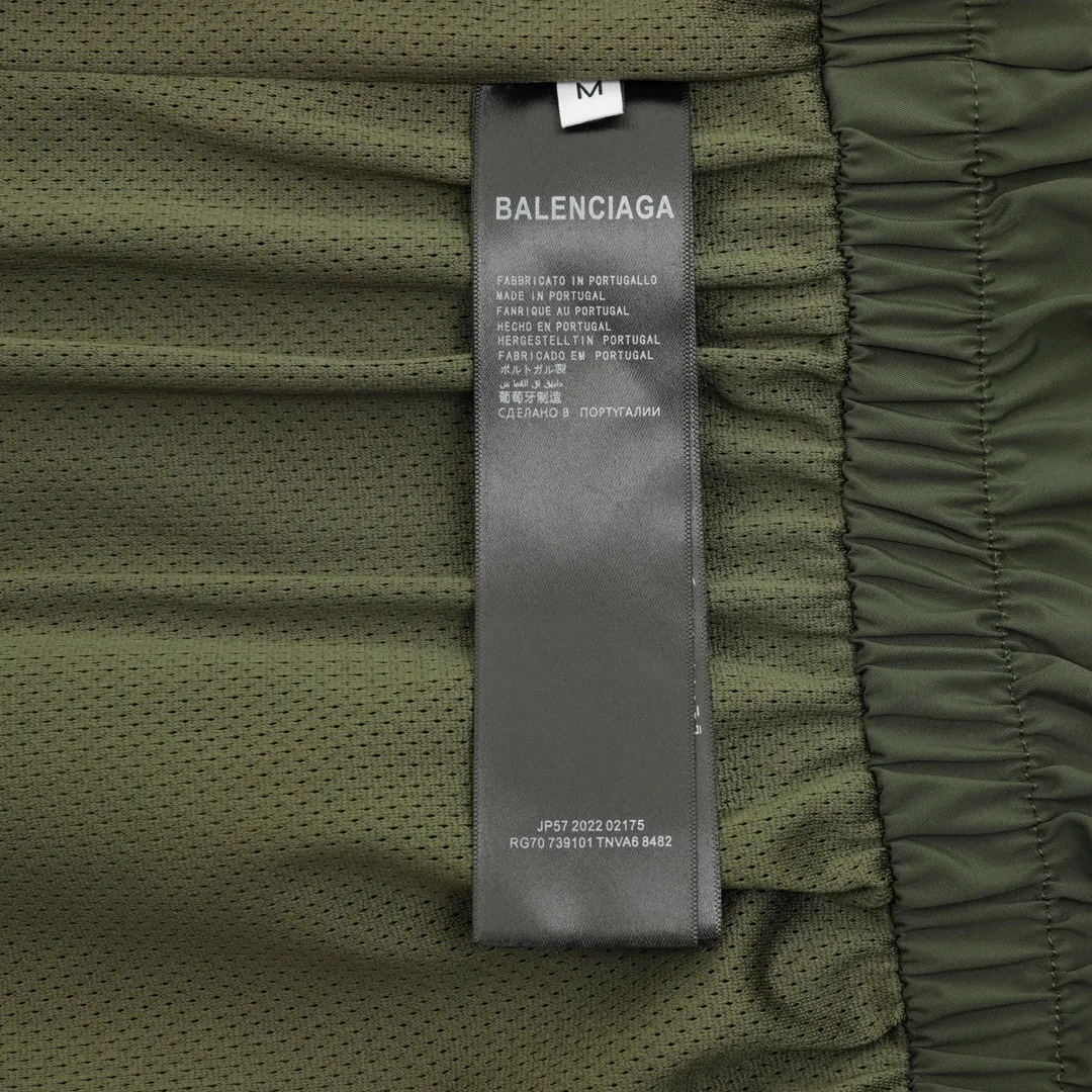 🅿️620 Balenciaga/Balenciaga Letter Embroidered Windbreaker Jacket This product uses high-quality PET sliced ​​polyester fiber as the spinning raw material to ensure that it has stable chemical and physical properties. Using a high-speed spinning process, PET slices are made into POY (pre-oriented yarn) or FDY (fully drawn yarn) through melting, filtration, spinneret extrusion and other steps. These filament products have the characteristics of high breaking strength, high elastic modulus, excellent heat setting properties, good resilience properties, heat resistance, light resistance, corrosion resistance, easy washing and quick drying. It adopts the classic washing and distressing process and is carefully polished to present a unique whitening effect, showing the retro charm that has accumulated over time. This process uses specific washing methods to achieve a certain visual and tactile effect on the garments, giving the garments an old and worn feel. Same style for men and women Sizes: XS-L