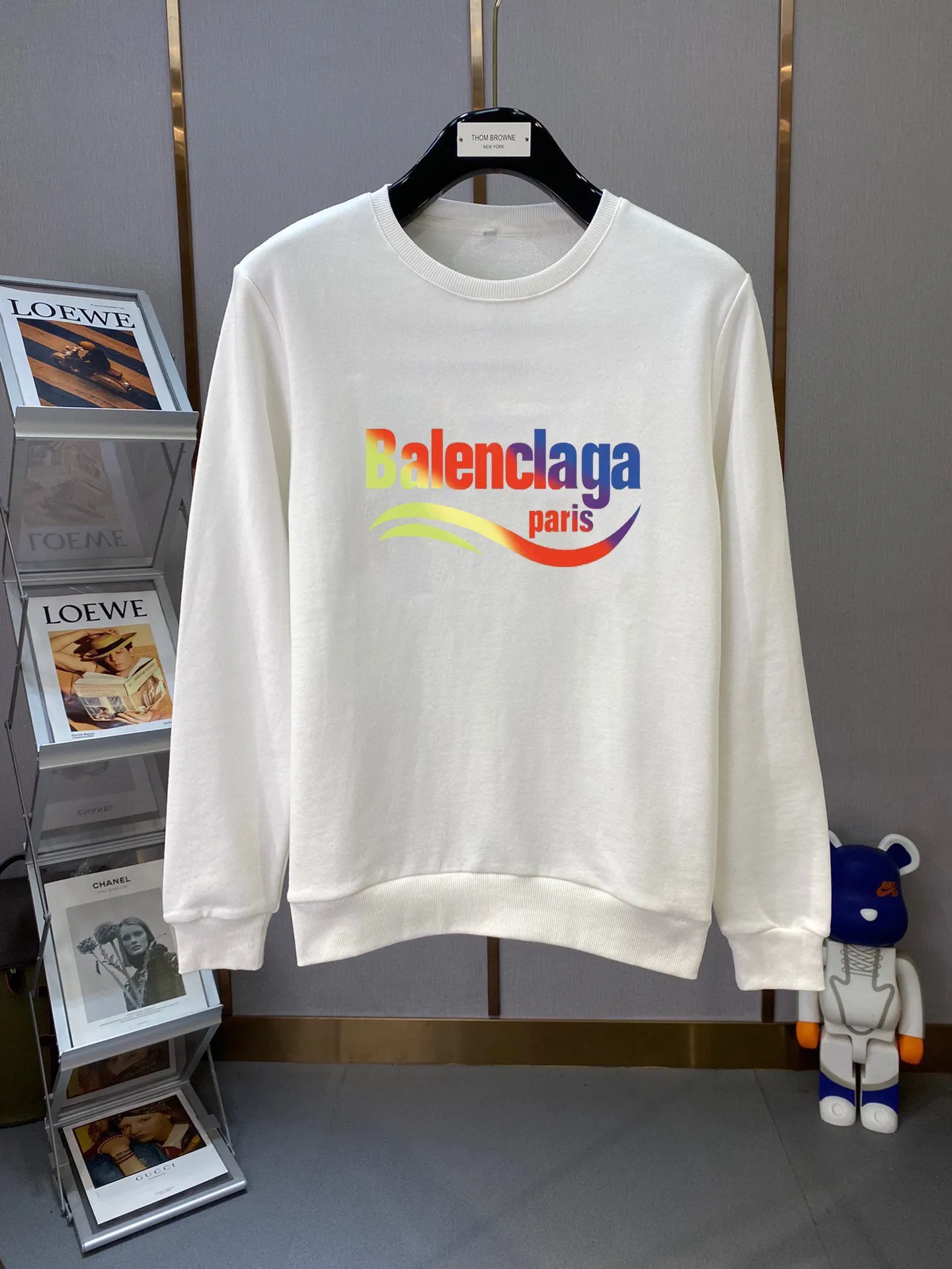 🅿️220 brand [BALENCIAGA] (good news for fat people) 2025ss autumn latest long-sleeved round-neck sweatshirt, available simultaneously on the official website. Refreshing and breathable. Made of top Tencel Roman. Comfortable and soft. 3D stereoscopic clarity. Super fashion sense. Great gift for your own use. Size: M-5XL (can be worn up to 220 pounds)
