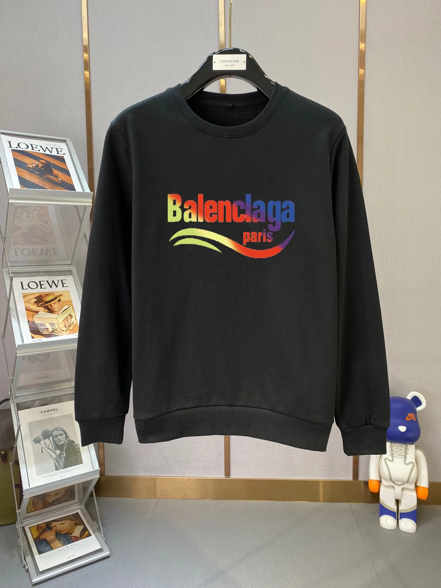 🅿️220 brand [BALENCIAGA] (good news for fat people) 2025ss autumn latest long-sleeved round-neck sweatshirt, available simultaneously on the official website. Refreshing and breathable. Made of top Tencel Roman. Comfortable and soft. 3D stereoscopic clarity. Super fashion sense. Great gift for your own use. Size: M-5XL (can be worn up to 220 pounds)