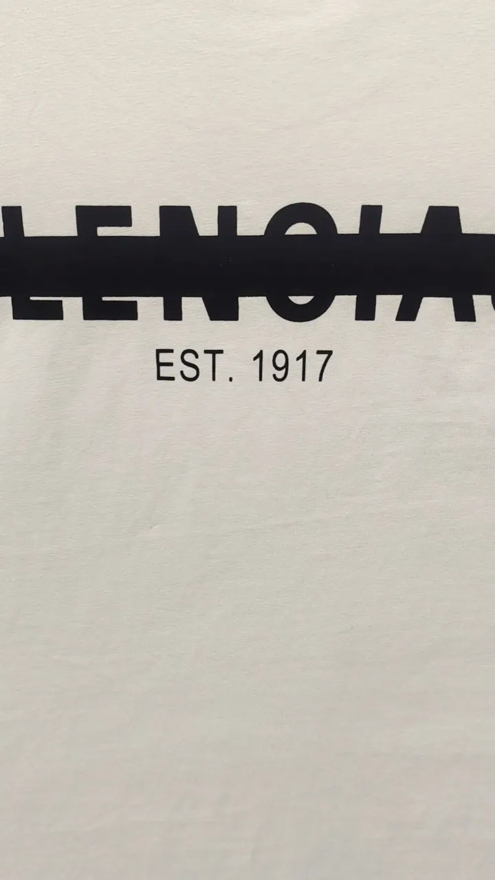Real shot video on the back————BALENCIAGA Balenciaga’s new tape letter printing male and female couple stars the same style pure cotton loose short-sleeved T-shirt The front and rear platens are hand-printed, precision mesh is used to make the stencil, imported environmentally friendly slurry is scraped, and the letters are clearly restored. The spacing between letters is all the same as the original version. The font size is consistent with the original version. The comparison code number ratio is increased and enlarged. The letters are strictly aligned to highly restore the spacing ratio and three-dimensional sense. The printing has no burrs. Basically, the color difference is minimized to be infinitely close. The printing has transparent bottom lines and no burrs. The yarn is made of Made of 18SJC and imported oil-proof treated thread, there will be no oil stains. The car is imported from Silver Sword with a knife, which does not eat the cloth or leave any cloth. The sewing machine needle uses a No. 9 round-head needle, which does not puncture or break the fibers of the fabric. The density of the thread is 3CM/14 needles, which is tight and not loose or sparse. The double-layer stitching of the back collar is firm and tight. The double chain of the shoulder is routed. The hem is tightened tightly. The fabric is full of drape and consistent with the pattern. The fabric is made of 280g double-ply double-yarn plain cotton fabric, which has full drape and smooth hand feel. Complete color matching from dyeing to craftsmanship, customized accessories with three standards Size: XS-L Color: Dark heather gray white black P: 250