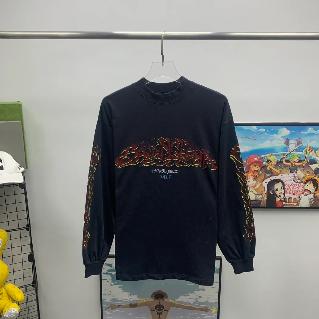 The top tested version of Balenciaga Paris 24ss Capsule Series Flame Long Sleeves Round Neck Long Sleeves This is undoubtedly another big hit this year. The first time to buy the original version. The ghost letters on the front and back are printed using imported Kornit machine direct printing technology. Exclusively matched 32 smooth plain double yarns/300g fabric. Using dot printing technology, the printed images have the characteristics of rich layers, strong three-dimensionality and lifelike colors. The dot paste has excellent fastness and soft feel and does not block the screen. Offshore large-profile long and short-sleeved sweatshirts and sweatpants, retro and old graffiti logo are versatile and good-looking ·Oversized version ·Round neck ·Short sleeves The front, back and sleeves are decorated with offshore artwork prints Washed faded effect Color Green gray Old pink Size:S~L P:320