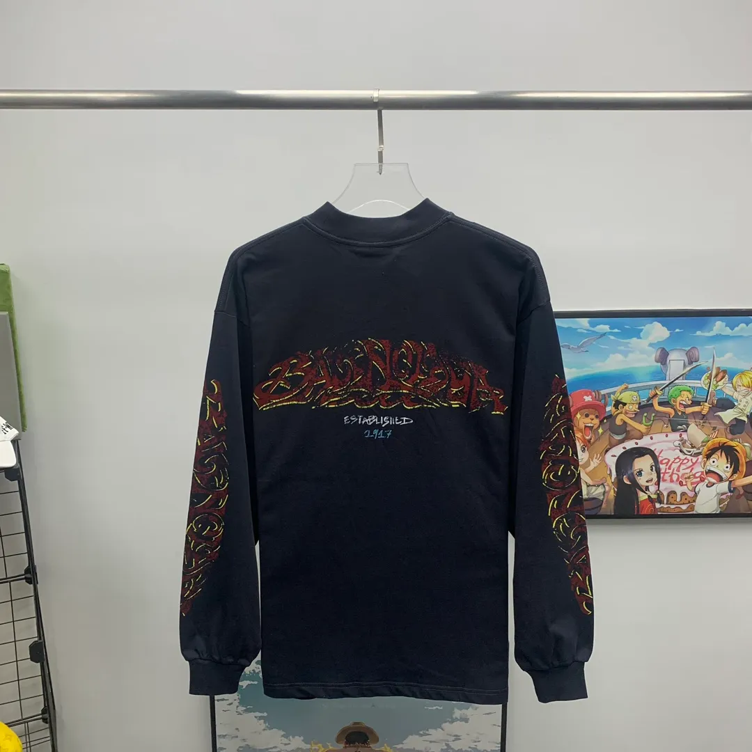 The top tested version of Balenciaga Paris 24ss Capsule Series Flame Long Sleeves Round Neck Long Sleeves This is undoubtedly another big hit this year. The first time to buy the original version. The ghost letters on the front and back are printed using imported Kornit machine direct printing technology. Exclusively matched 32 smooth plain double yarns/300g fabric. Using dot printing technology, the printed images have the characteristics of rich layers, strong three-dimensionality and lifelike colors. The dot paste has excellent fastness and soft feel and does not block the screen. Offshore large-profile long and short-sleeved sweatshirts and sweatpants, retro and old graffiti logo are versatile and good-looking ·Oversized version ·Round neck ·Short sleeves The front, back and sleeves are decorated with offshore artwork prints Washed faded effect Color Green gray Old pink Size:S~L P:320