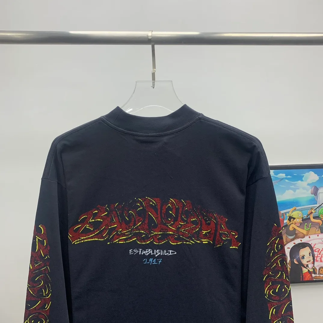 The top tested version of Balenciaga Paris 24ss Capsule Series Flame Long Sleeves Round Neck Long Sleeves This is undoubtedly another big hit this year. The first time to buy the original version. The ghost letters on the front and back are printed using imported Kornit machine direct printing technology. Exclusively matched 32 smooth plain double yarns/300g fabric. Using dot printing technology, the printed images have the characteristics of rich layers, strong three-dimensionality and lifelike colors. The dot paste has excellent fastness and soft feel and does not block the screen. Offshore large-profile long and short-sleeved sweatshirts and sweatpants, retro and old graffiti logo are versatile and good-looking ·Oversized version ·Round neck ·Short sleeves The front, back and sleeves are decorated with offshore artwork prints Washed faded effect Color Green gray Old pink Size:S~L P:320