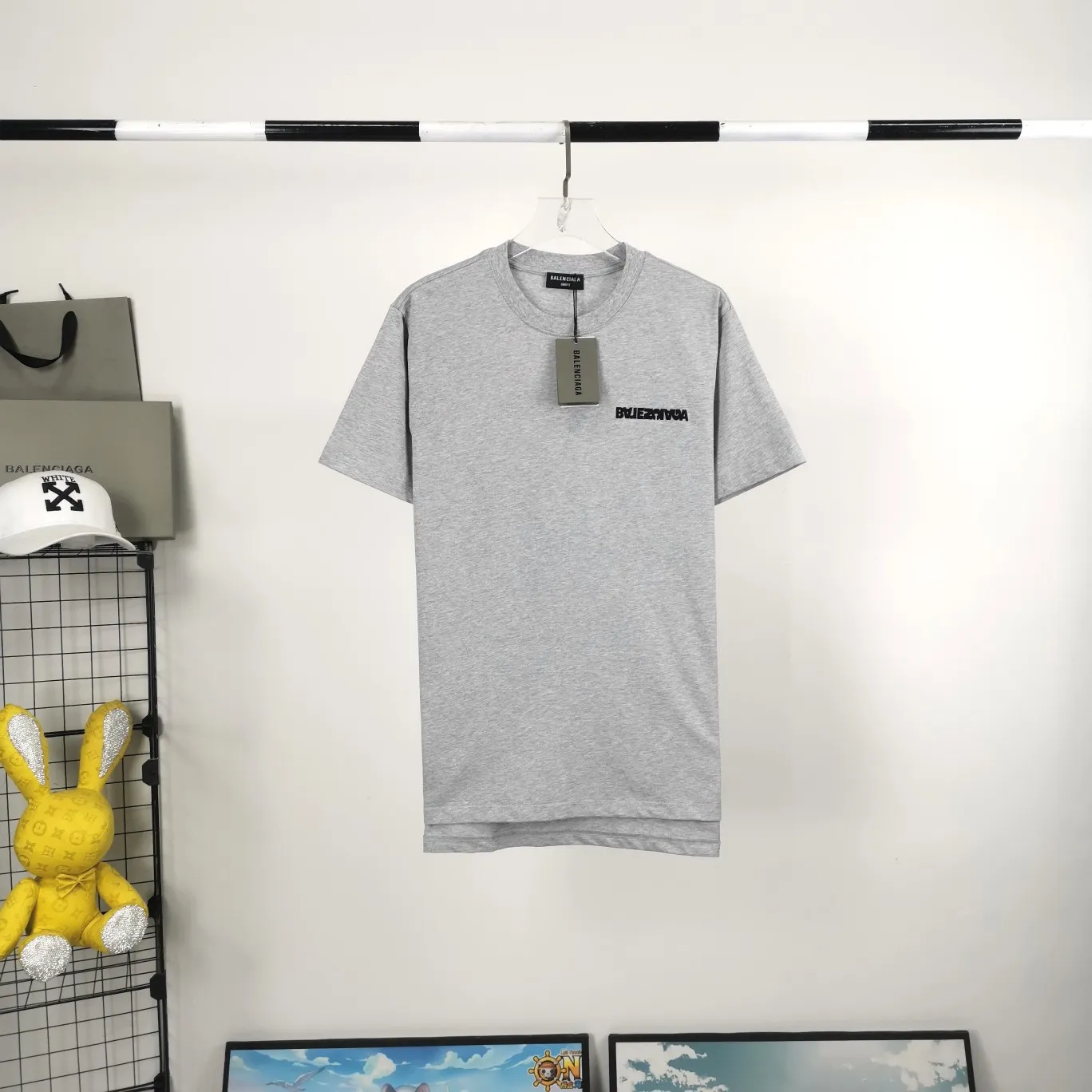 [Launched] The top tried and tested version of Balenciaga/Balenciaga inverted letter embroidery for men and women couple star same style pure cotton short-sleeved T-shirt. Original development, custom-woven fabric, craft washing treatment, full of thickness, texture different from market products, highly restored to the original version, imported Tajima machine embroidery, perfectly close to the original product, very simple logo to indicate the identity letter spacing, the size is the same as the original version, 22ss version to create a highly restored version of the same style for men and women The hem has a high-low bifurcated design, with a clear sense of layering and BF design style! Butt-covering artifact! Girls can have their lower body disappear in an instant! Size: XS-L Color: Heather Gray P:260