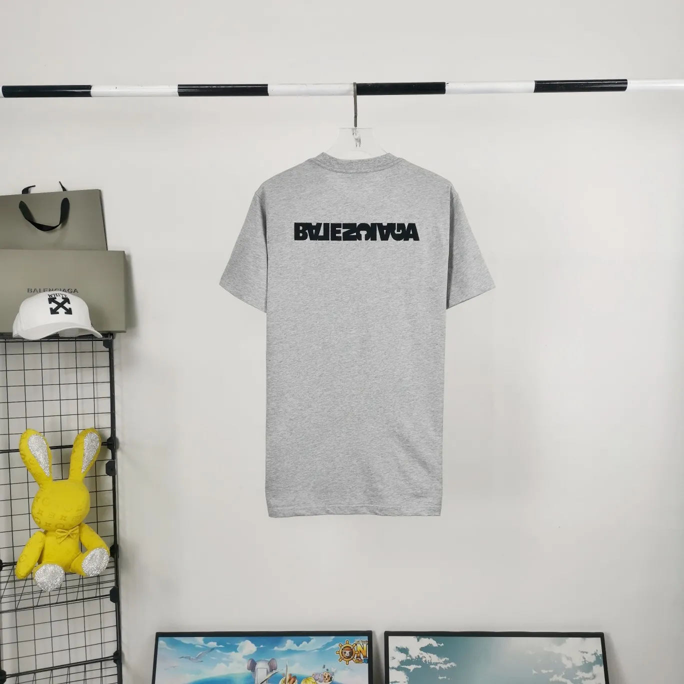 [Launched] The top tried and tested version of Balenciaga/Balenciaga inverted letter embroidery for men and women couple star same style pure cotton short-sleeved T-shirt. Original development, custom-woven fabric, craft washing treatment, full of thickness, texture different from market products, highly restored to the original version, imported Tajima machine embroidery, perfectly close to the original product, very simple logo to indicate the identity letter spacing, the size is the same as the original version, 22ss version to create a highly restored version of the same style for men and women The hem has a high-low bifurcated design, with a clear sense of layering and BF design style! Butt-covering artifact! Girls can have their lower body disappear in an instant! Size: XS-L Color: Heather Gray P:260