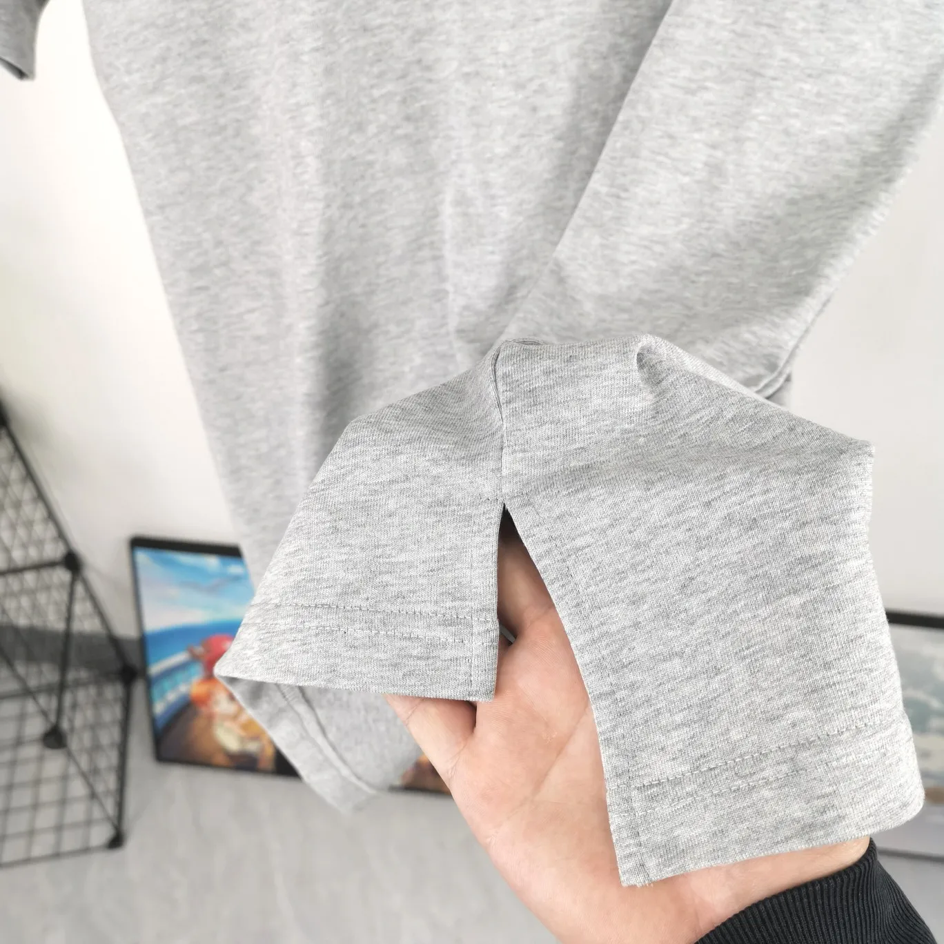 [Launched] The top tried and tested version of Balenciaga/Balenciaga inverted letter embroidery for men and women couple star same style pure cotton short-sleeved T-shirt. Original development, custom-woven fabric, craft washing treatment, full of thickness, texture different from market products, highly restored to the original version, imported Tajima machine embroidery, perfectly close to the original product, very simple logo to indicate the identity letter spacing, the size is the same as the original version, 22ss version to create a highly restored version of the same style for men and women The hem has a high-low bifurcated design, with a clear sense of layering and BF design style! Butt-covering artifact! Girls can have their lower body disappear in an instant! Size: XS-L Color: Heather Gray P:260