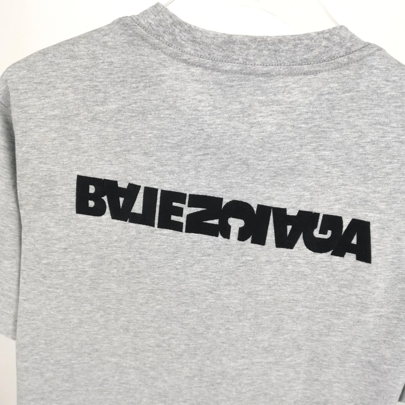 [Launched] The top tried and tested version of Balenciaga/Balenciaga inverted letter embroidery for men and women couple star same style pure cotton short-sleeved T-shirt. Original development, custom-woven fabric, craft washing treatment, full of thickness, texture different from market products, highly restored to the original version, imported Tajima machine embroidery, perfectly close to the original product, very simple logo to indicate the identity letter spacing, the size is the same as the original version, 22ss version to create a highly restored version of the same style for men and women The hem has a high-low bifurcated design, with a clear sense of layering and BF design style! Butt-covering artifact! Girls can have their lower body disappear in an instant! Size: XS-L Color: Heather Gray P:260