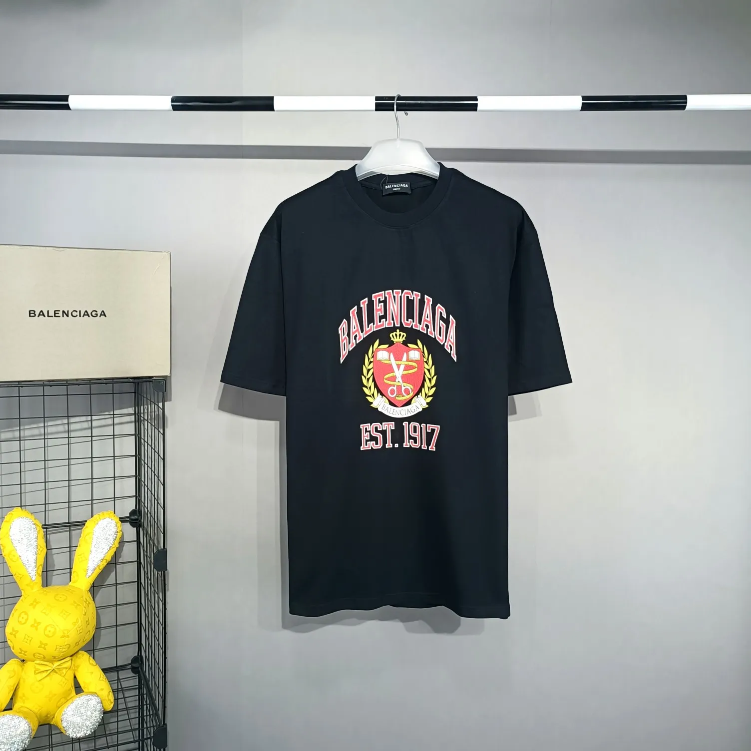 The top version of Balenciaga logo printed EST 1917 knitted T-shirt 2022 new spring and summer short-sleeved men and women couples, the process uses Kangli printing cracking effect. This crack is not a line pattern, but a three-dimensional burst pattern. How many versions on the market are based on pictures? Just make pictures, not craftsmanship? Without a version, it would be impossible to create the original flavor, and it would be almost pointless to brag! The front panel printing glue bursting effect uses imported transparent slurry to scrape the bottom to make the printing bursting feel uniform. (PS: If this process is missing, the printing will easily fall off in large areas after cracking) The fabric is made of 24S 260g pure cotton double yarn fabric, which is full of drape, sweat-absorbent and breathable. Color: Black White Size: XS-L P:250