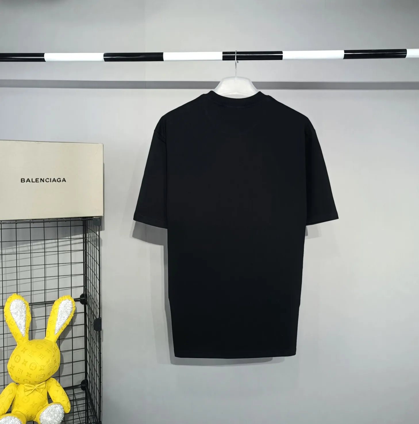 The top version of Balenciaga logo printed EST 1917 knitted T-shirt 2022 new spring and summer short-sleeved men and women couples, the process uses Kangli printing cracking effect. This crack is not a line pattern, but a three-dimensional burst pattern. How many versions on the market are based on pictures? Just make pictures, not craftsmanship? Without a version, it would be impossible to create the original flavor, and it would be almost pointless to brag! The front panel printing glue bursting effect uses imported transparent slurry to scrape the bottom to make the printing bursting feel uniform. (PS: If this process is missing, the printing will easily fall off in large areas after cracking) The fabric is made of 24S 260g pure cotton double yarn fabric, which is full of drape, sweat-absorbent and breathable. Color: Black White Size: XS-L P:250