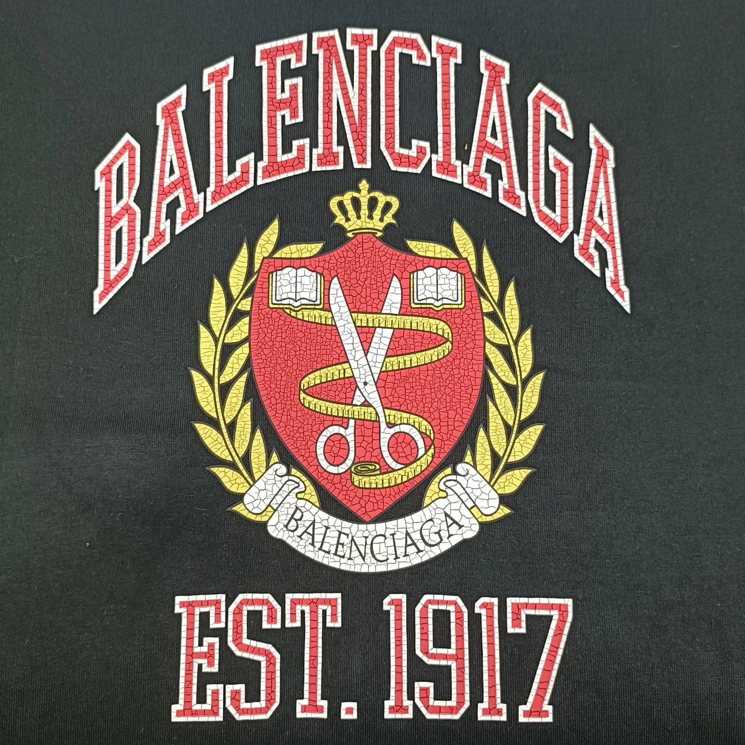 The top version of Balenciaga logo printed EST 1917 knitted T-shirt 2022 new spring and summer short-sleeved men and women couples, the process uses Kangli printing cracking effect. This crack is not a line pattern, but a three-dimensional burst pattern. How many versions on the market are based on pictures? Just make pictures, not craftsmanship? Without a version, it would be impossible to create the original flavor, and it would be almost pointless to brag! The front panel printing glue bursting effect uses imported transparent slurry to scrape the bottom to make the printing bursting feel uniform. (PS: If this process is missing, the printing will easily fall off in large areas after cracking) The fabric is made of 24S 260g pure cotton double yarn fabric, which is full of drape, sweat-absorbent and breathable. Color: Black White Size: XS-L P:250